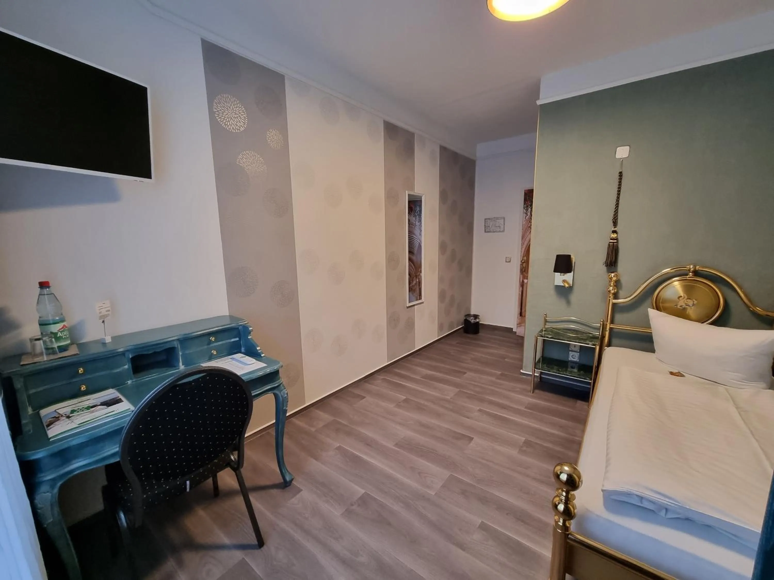 Photo of the whole room, Bed in Hotel Hennesburg