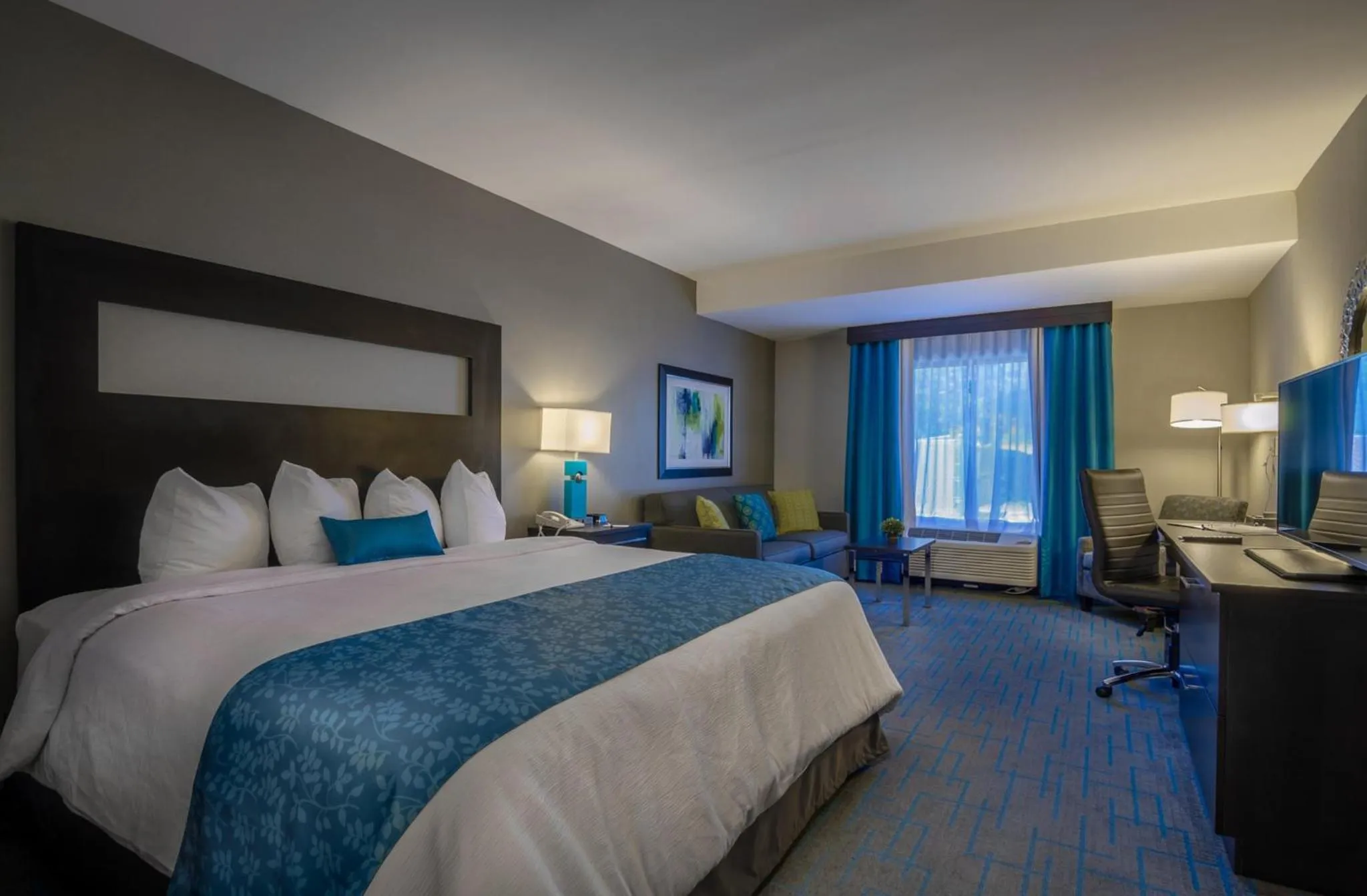 Photo of the whole room, Bed in Holiday Inn & Suites Syracuse Airport - Liverpool by IHG