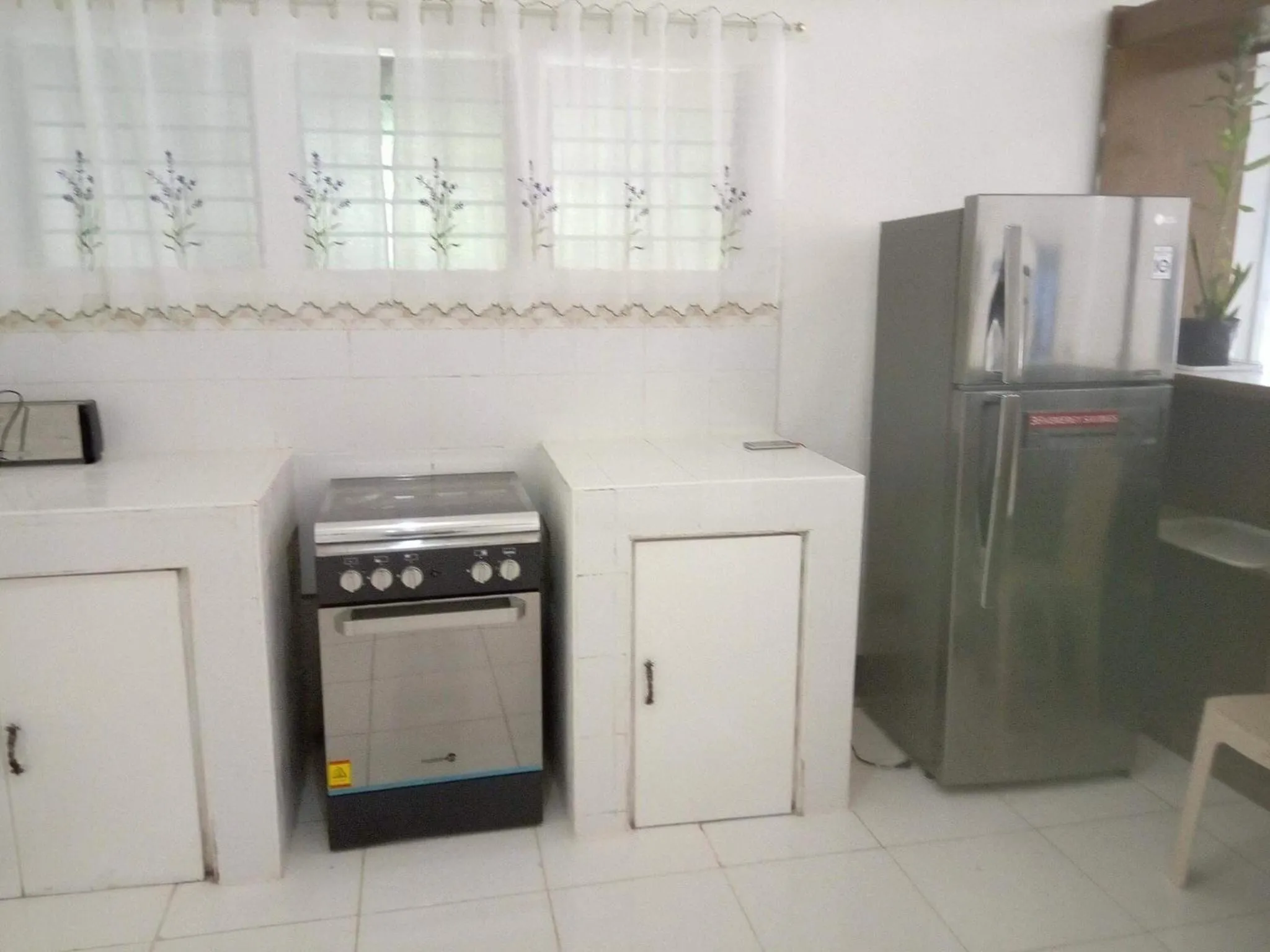 Communal kitchen in Luna Oslob Travellers Inn