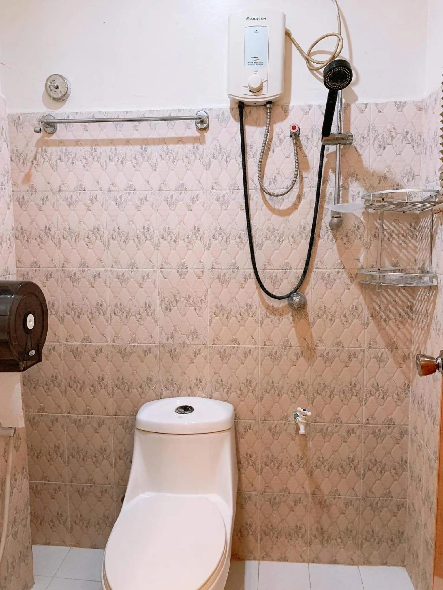 Shower in Luna Oslob Travellers Inn