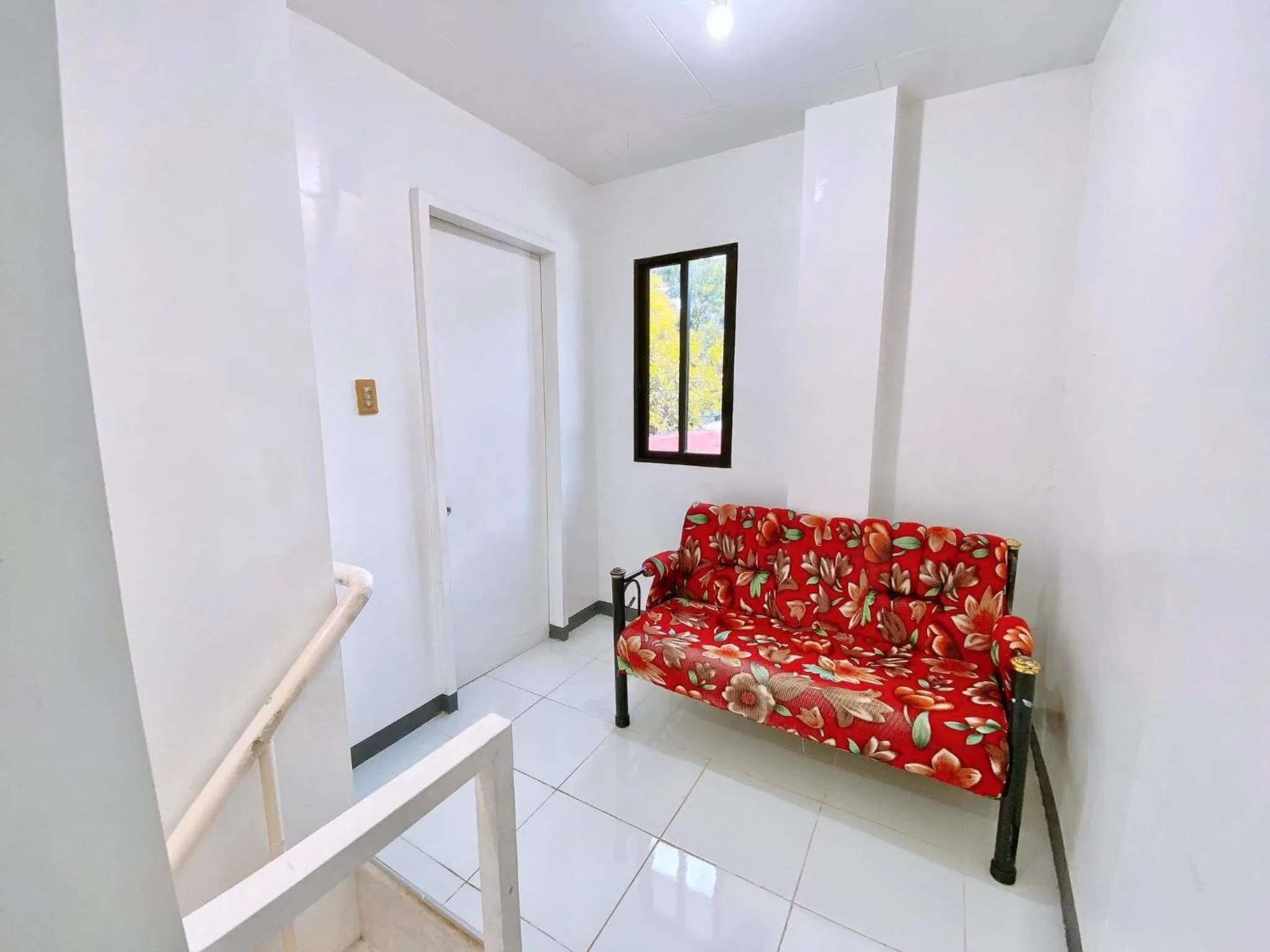 Seating area in Luna Oslob Travellers Inn