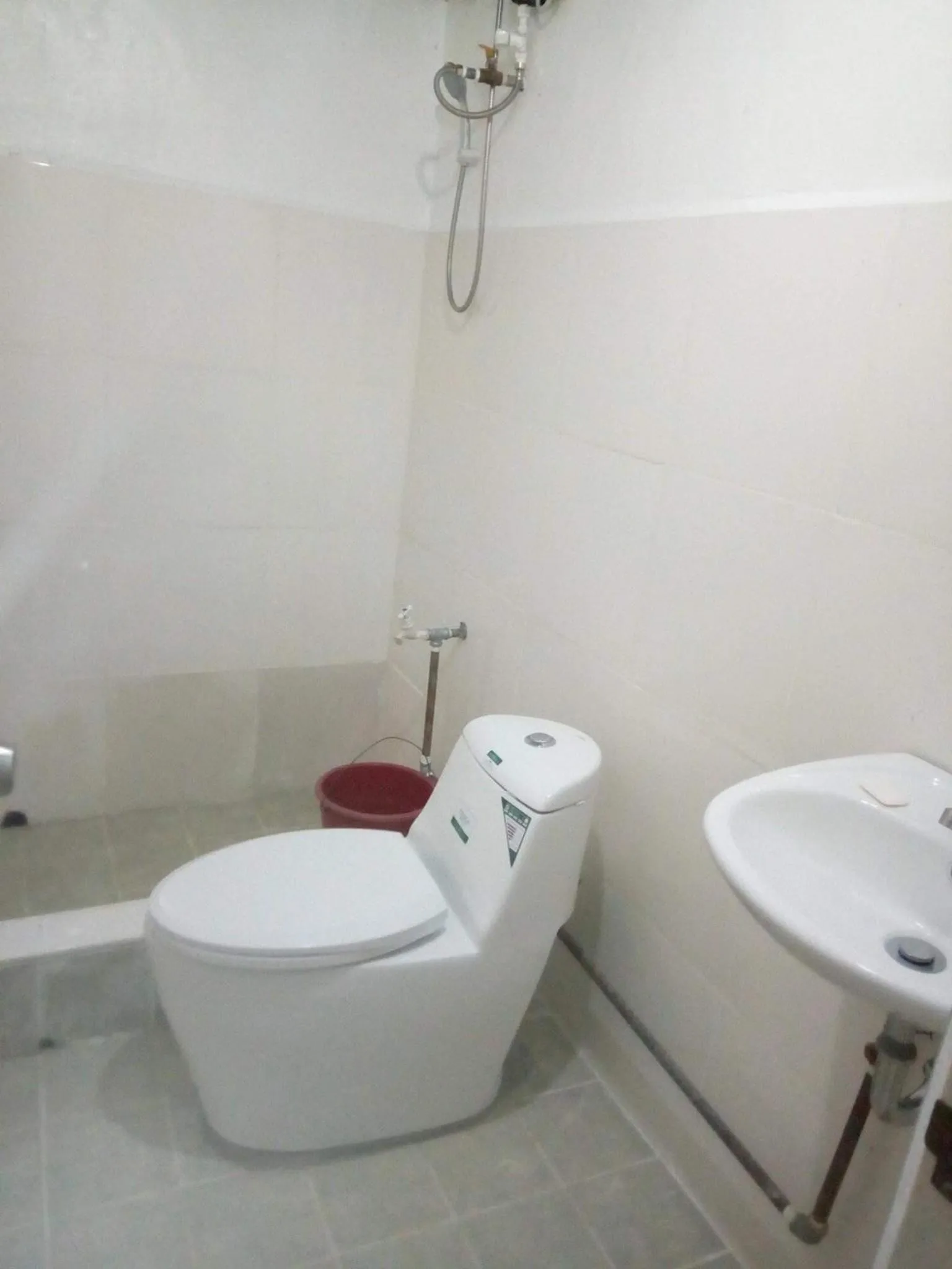 Toilet in Luna Oslob Travellers Inn