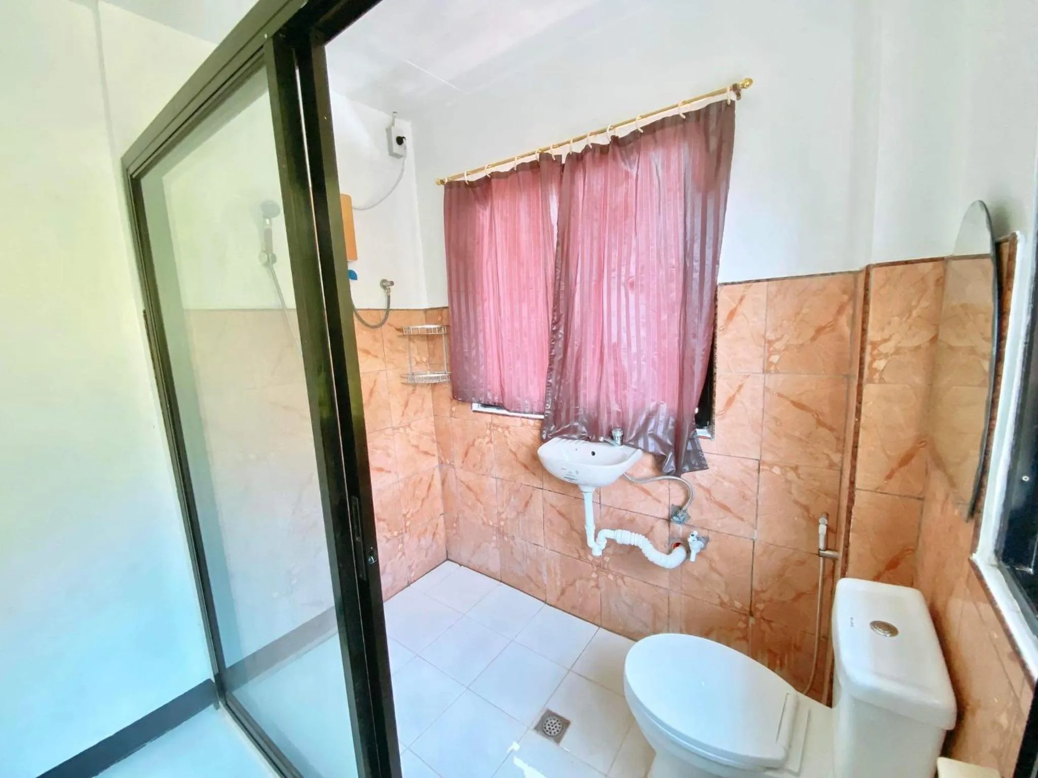 Shower in Luna Oslob Travellers Inn