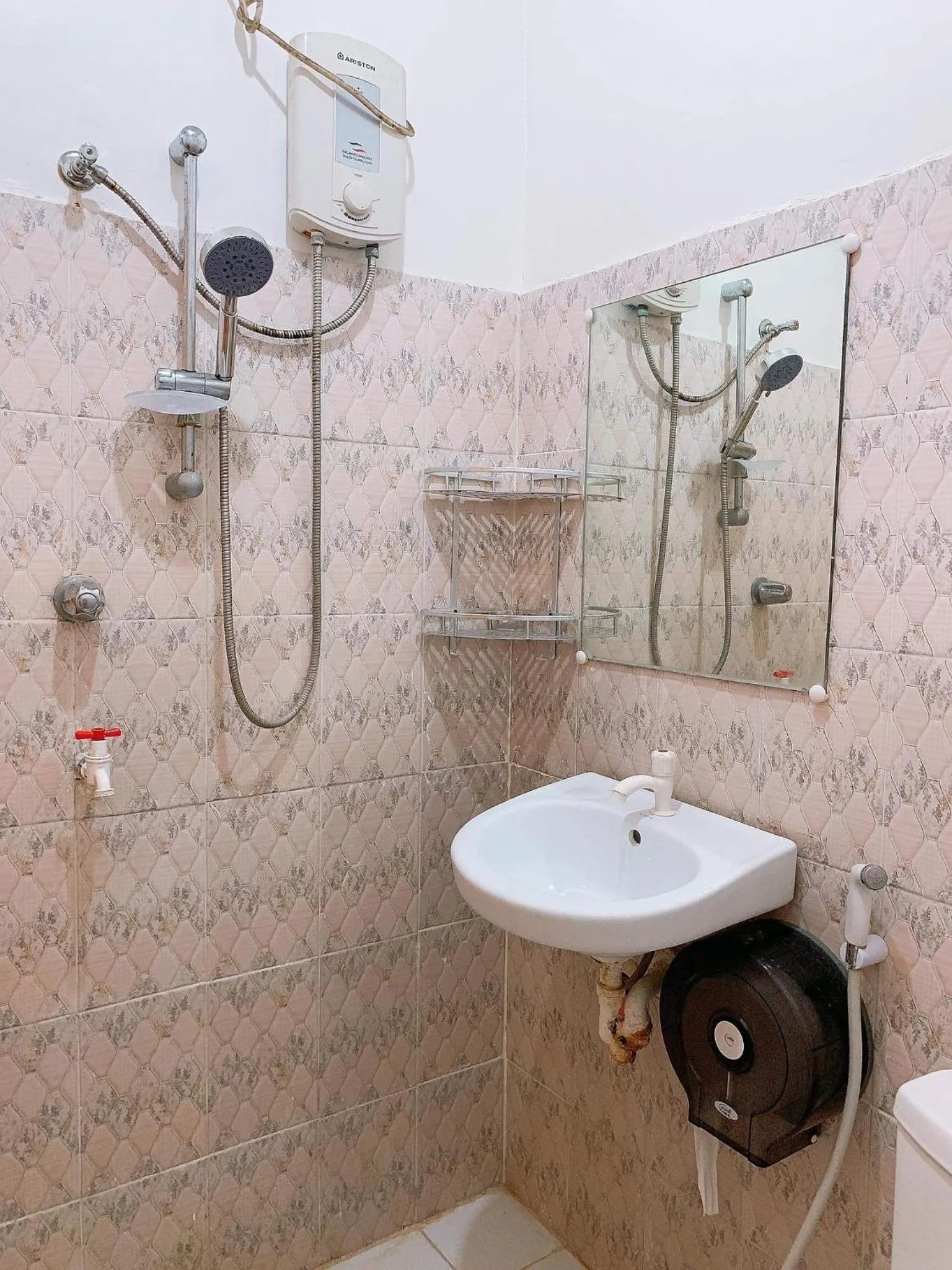 Shower in Luna Oslob Travellers Inn