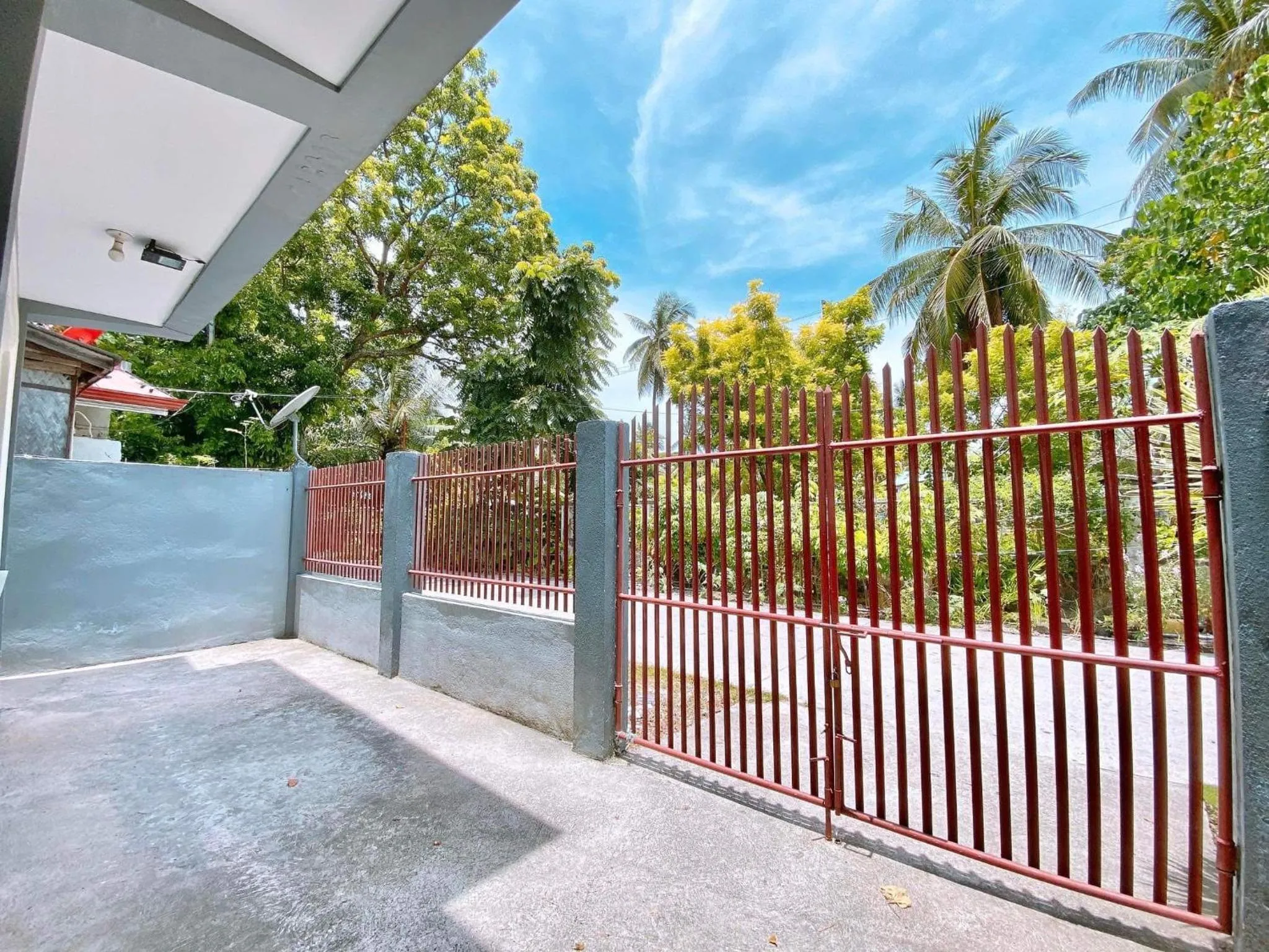 Property building in Luna Oslob Travellers Inn