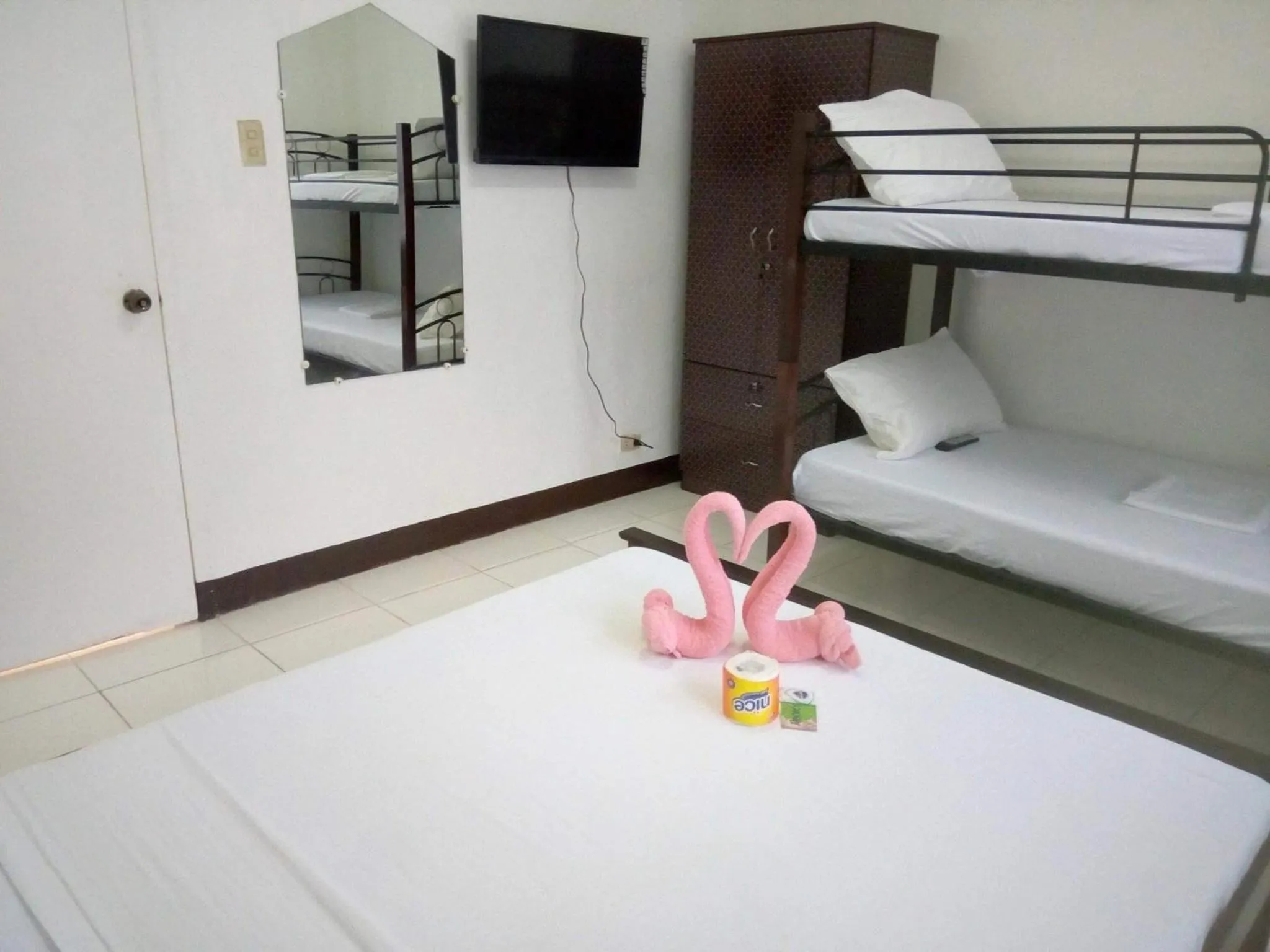 Bed in Luna Oslob Travellers Inn