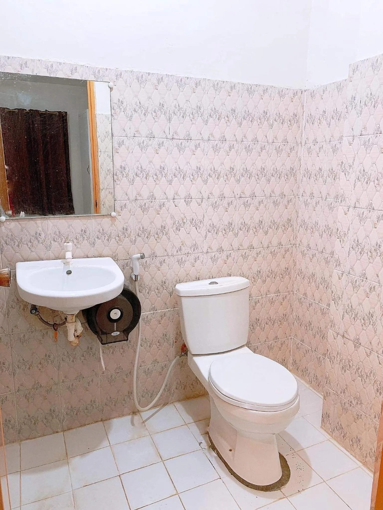 Toilet in Luna Oslob Travellers Inn