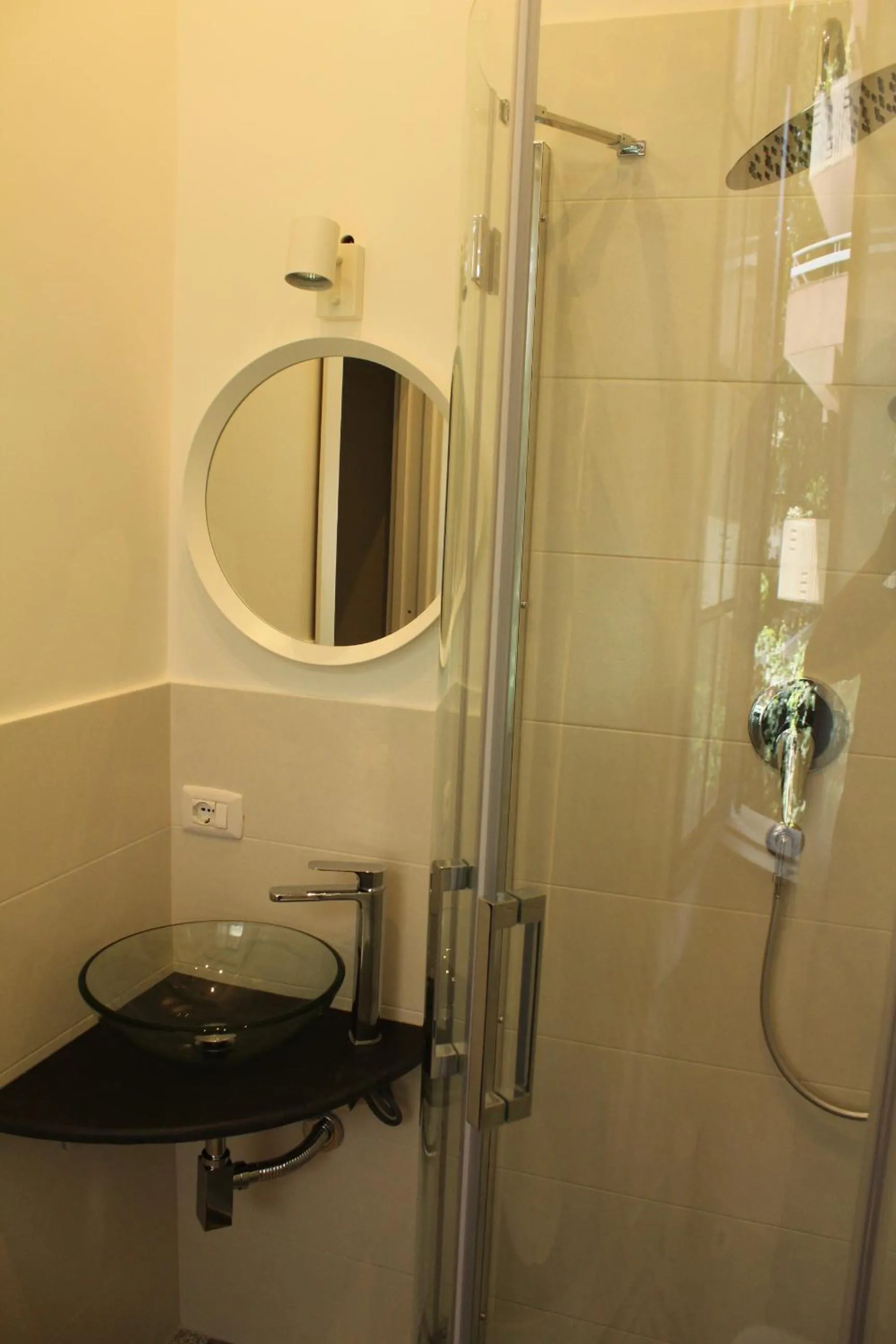 Shower in Agnes Roma