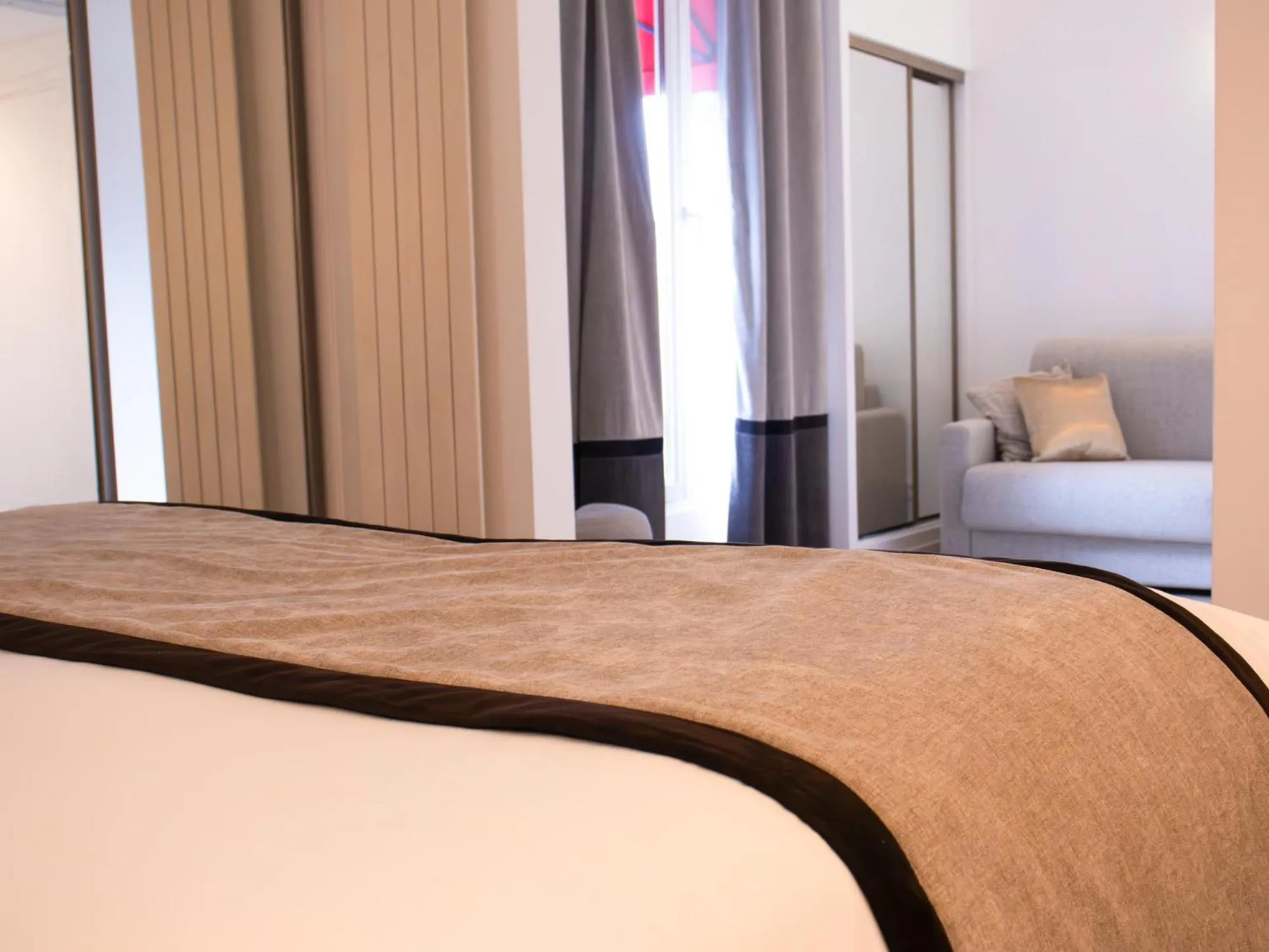 View (from property/room), Bed in Hôtel Derby Eiffel