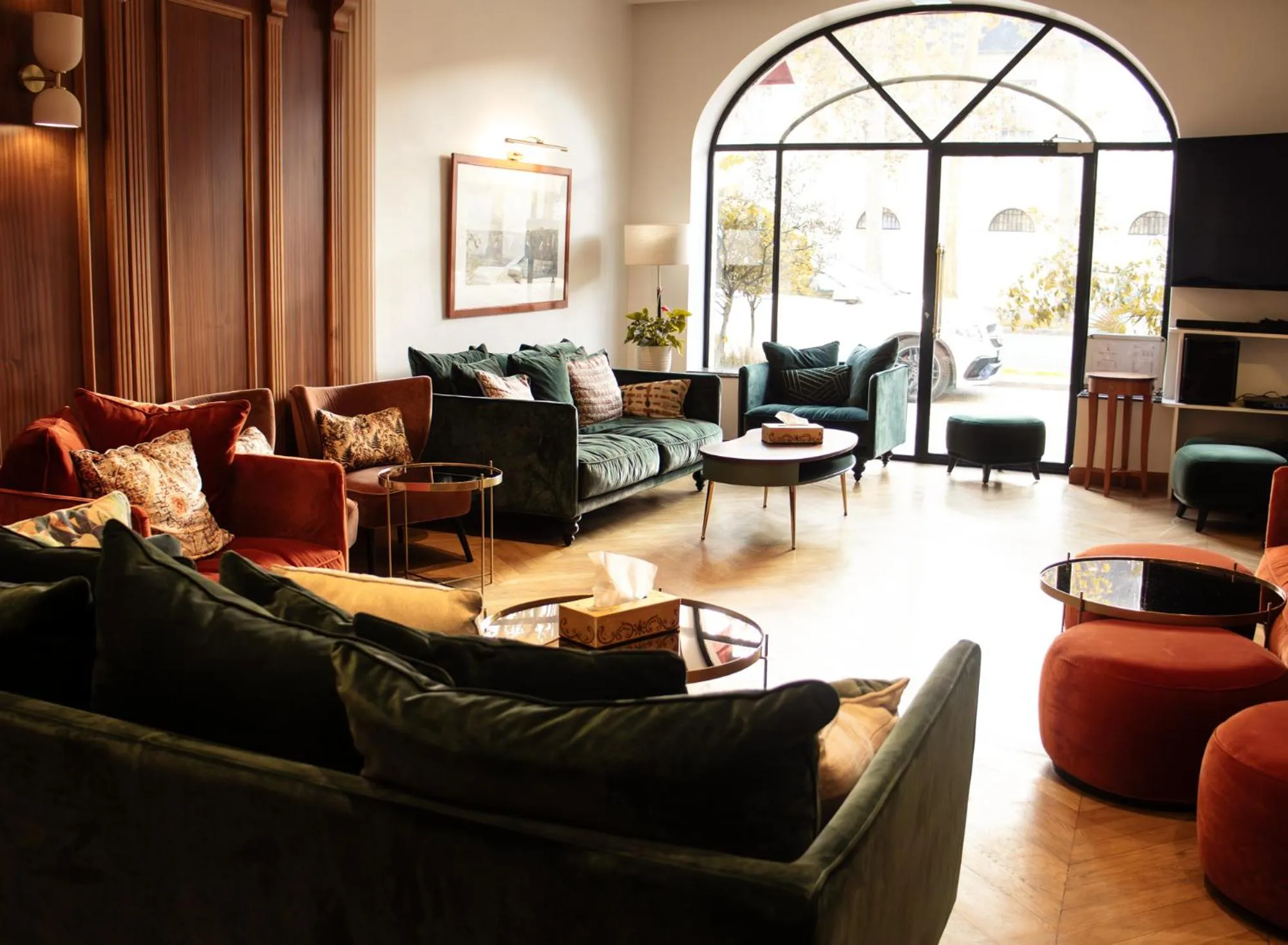 Communal lounge/ TV room in Hôtel Derby Eiffel