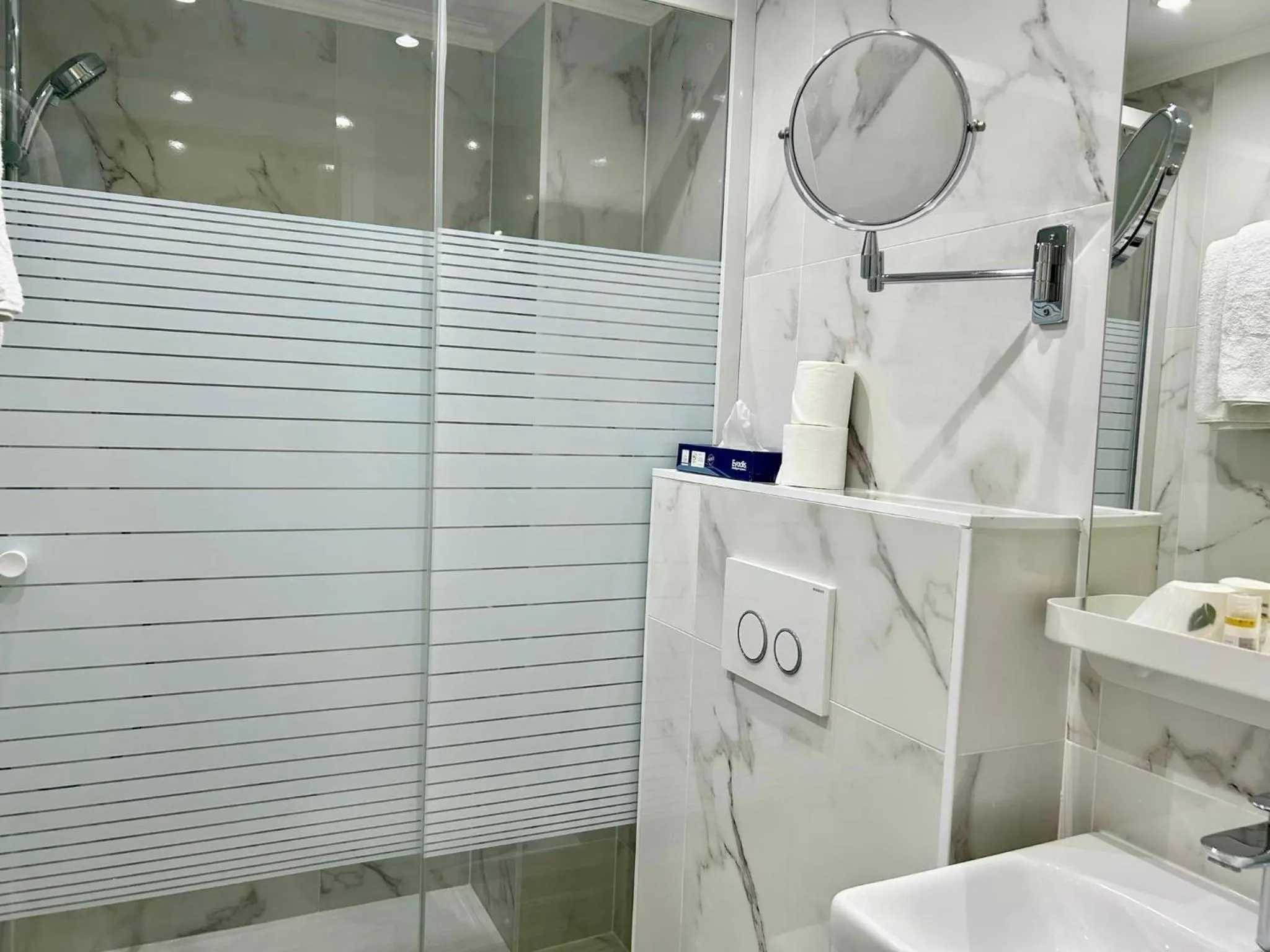 Bathroom in Hôtel Derby Eiffel