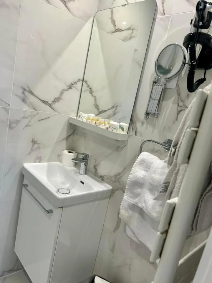 Toilet in Hôtel Derby Eiffel