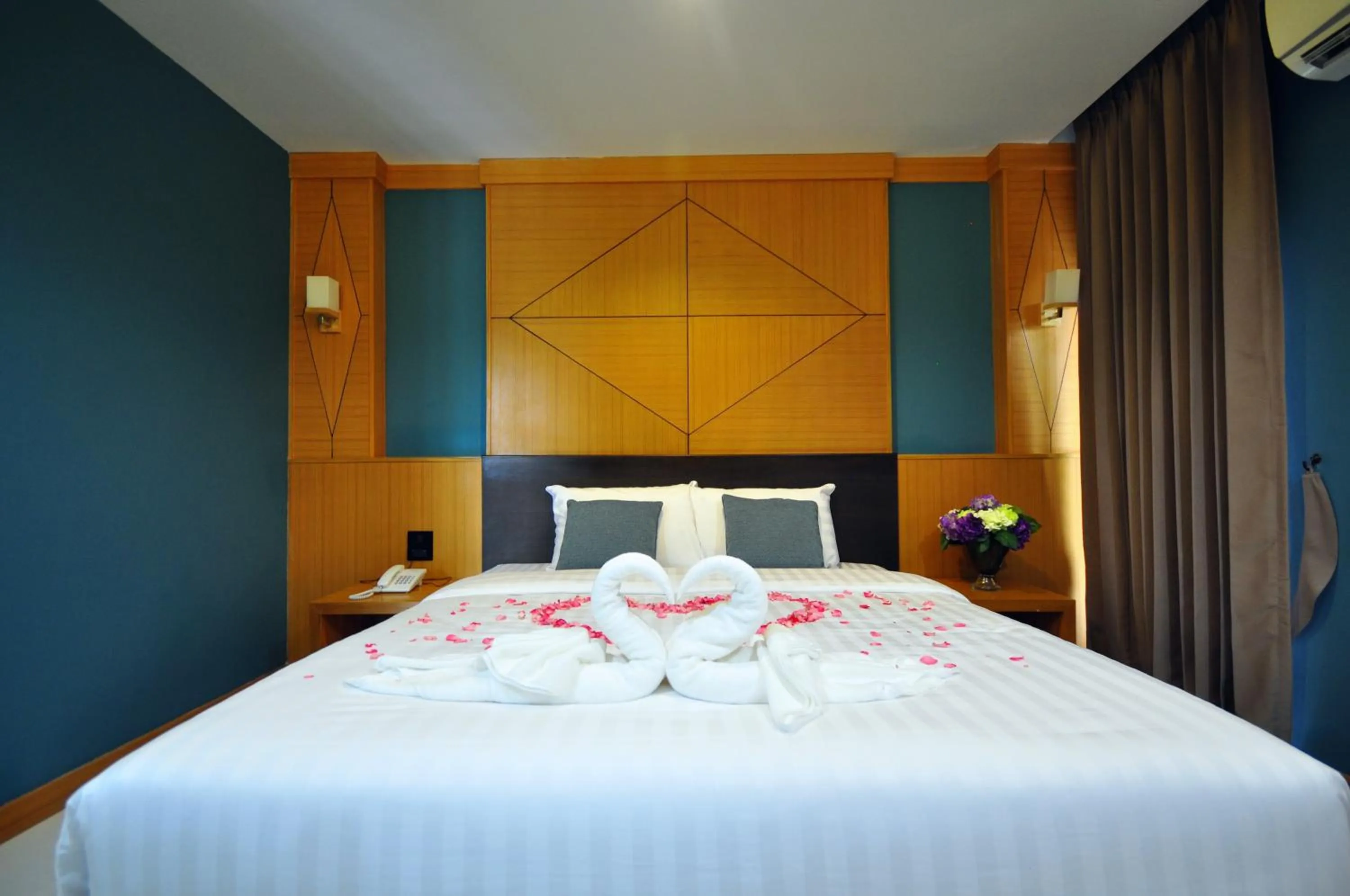 Bed in Chiangmai S.P. Hotel