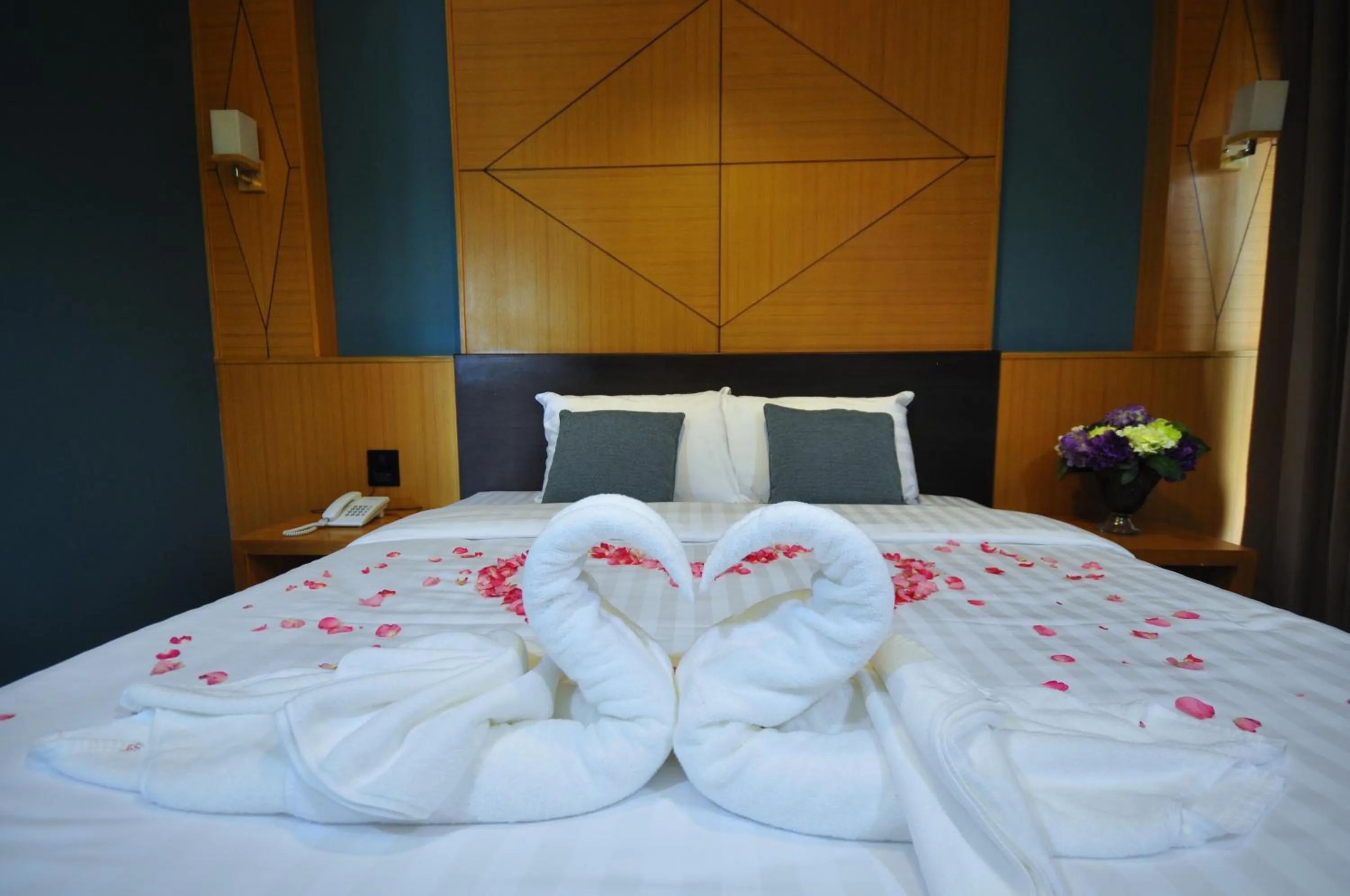 Bed in Chiangmai S.P. Hotel