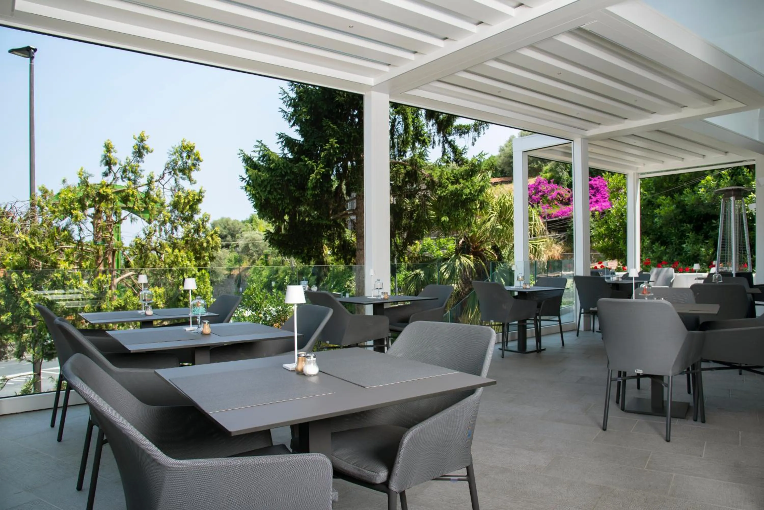 Restaurant/places to eat in Hotel Metropole