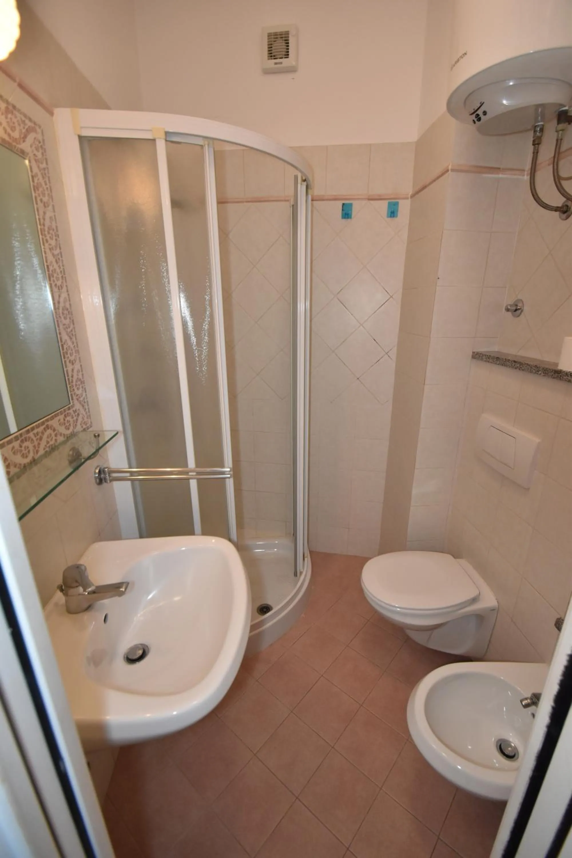 Shower in Appartamenti Olivo - 100 mt dal mare con aria condizionata