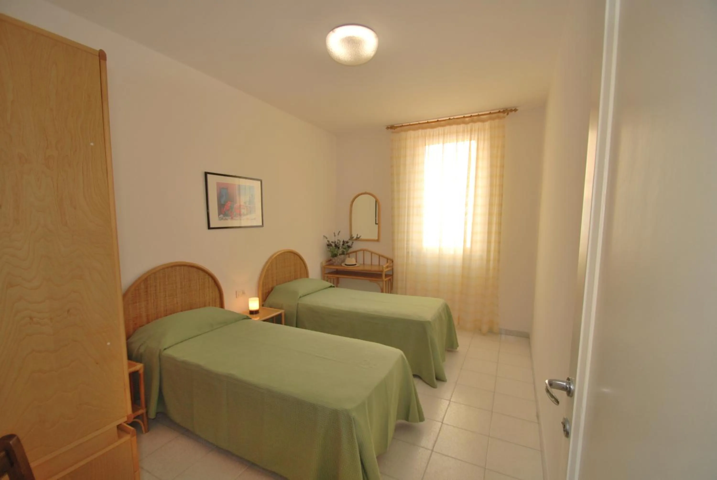 Bedroom, Bed in Appartamenti Olivo - 100 mt dal mare con aria condizionata