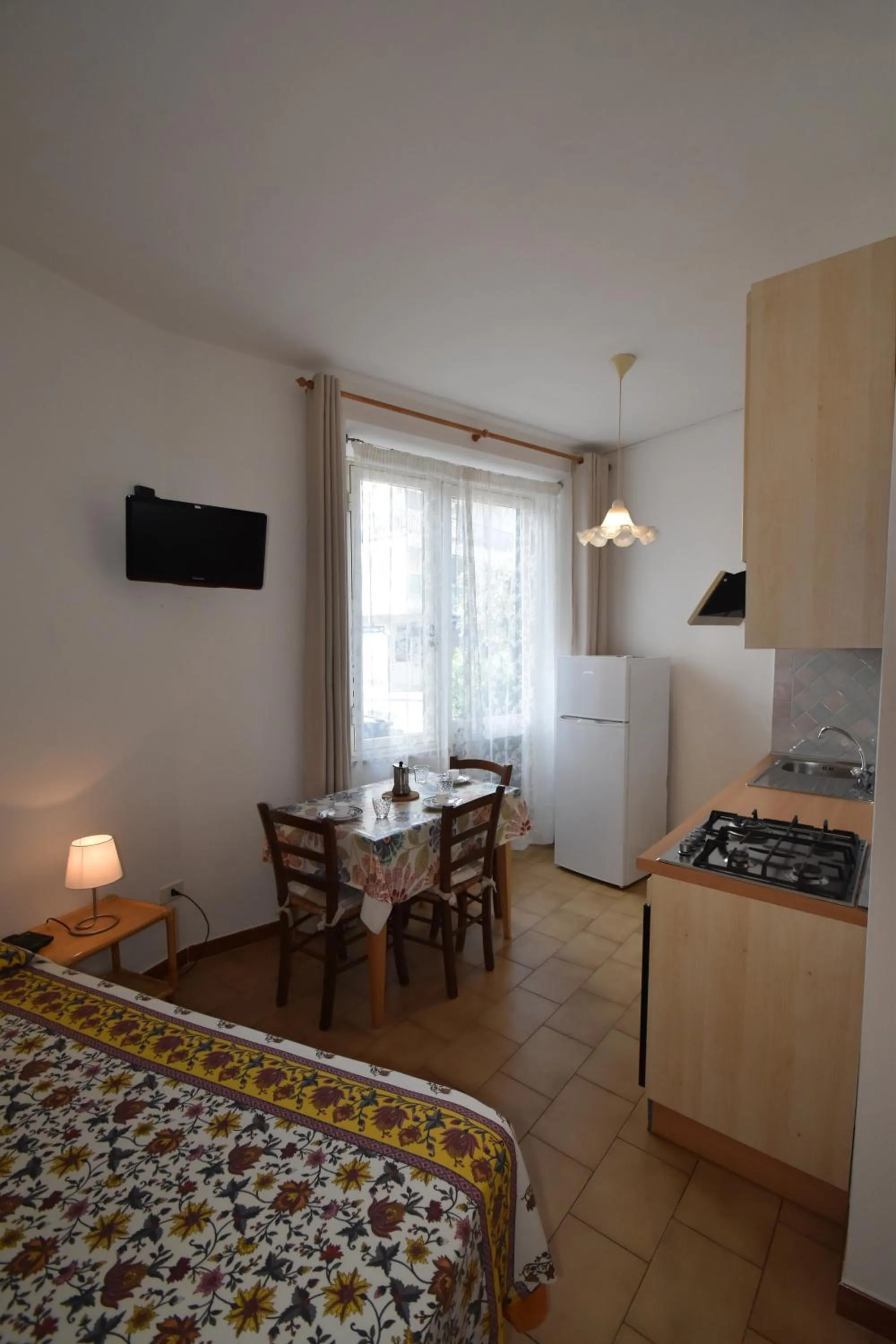 Bed in Appartamenti Olivo - 100 mt dal mare con aria condizionata