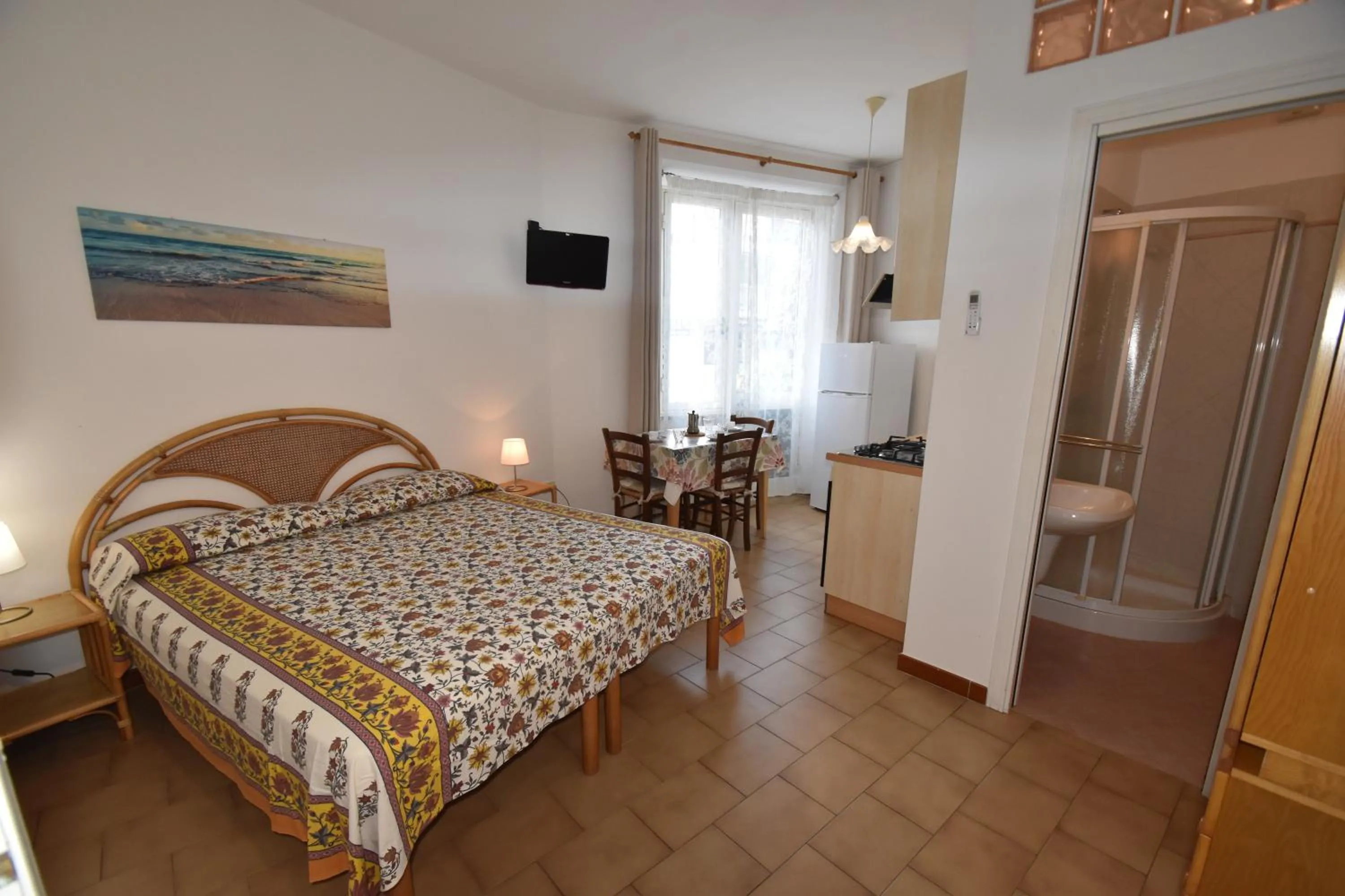 Bed in Appartamenti Olivo - 100 mt dal mare con aria condizionata