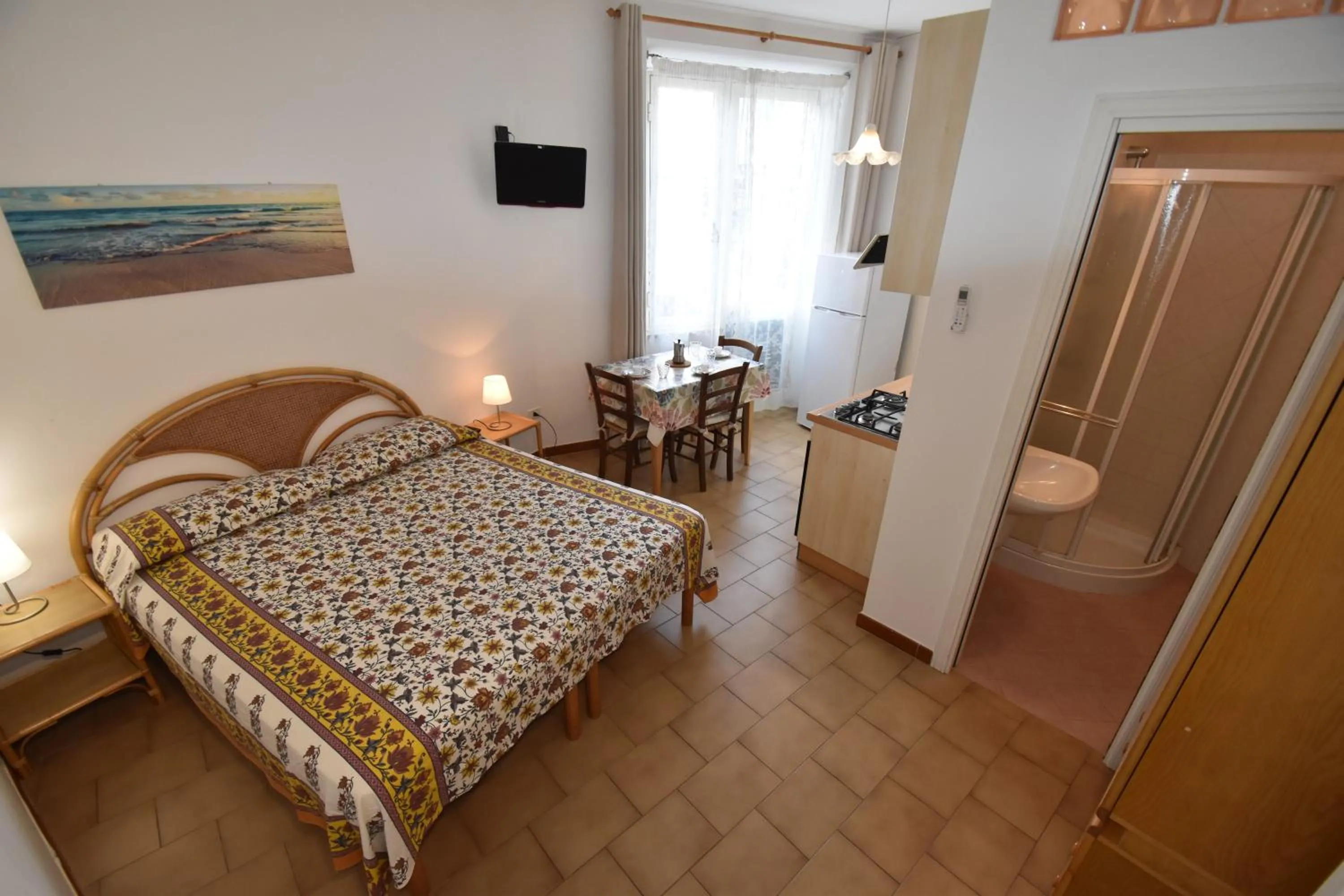 Bed in Appartamenti Olivo - 100 mt dal mare con aria condizionata