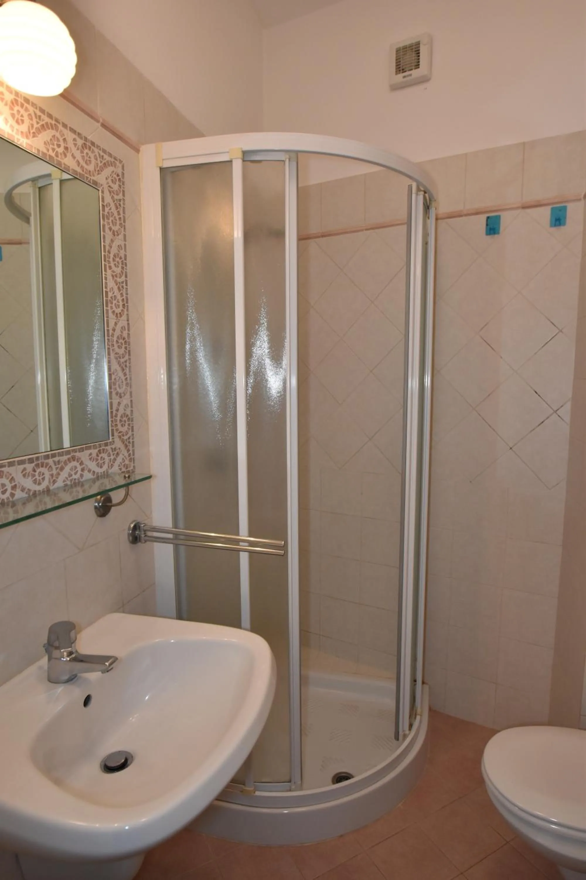 Shower in Appartamenti Olivo - 100 mt dal mare con aria condizionata