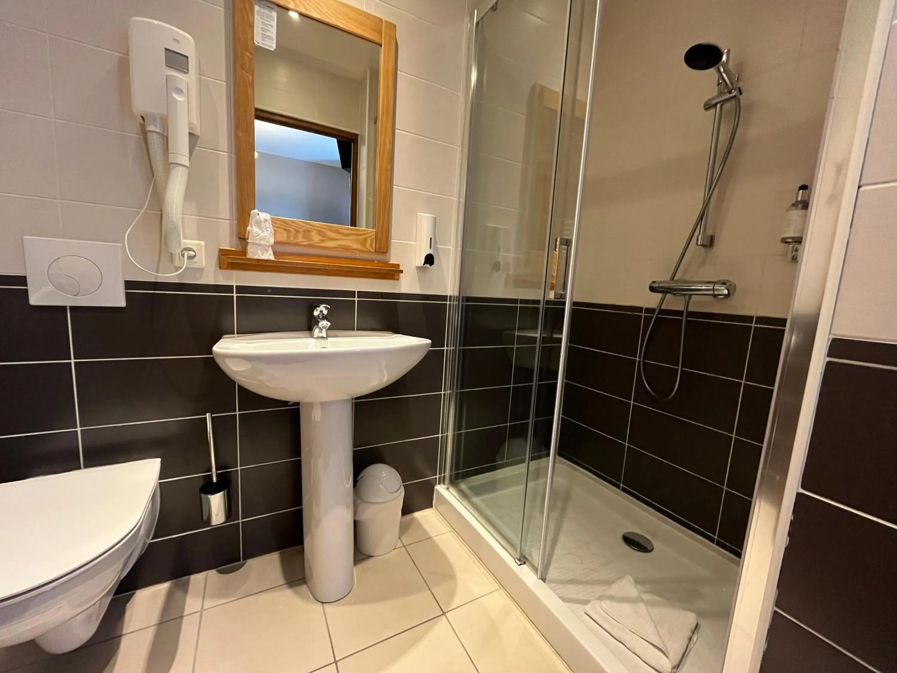 Bathroom in Hôtel & Appartements Le Florence