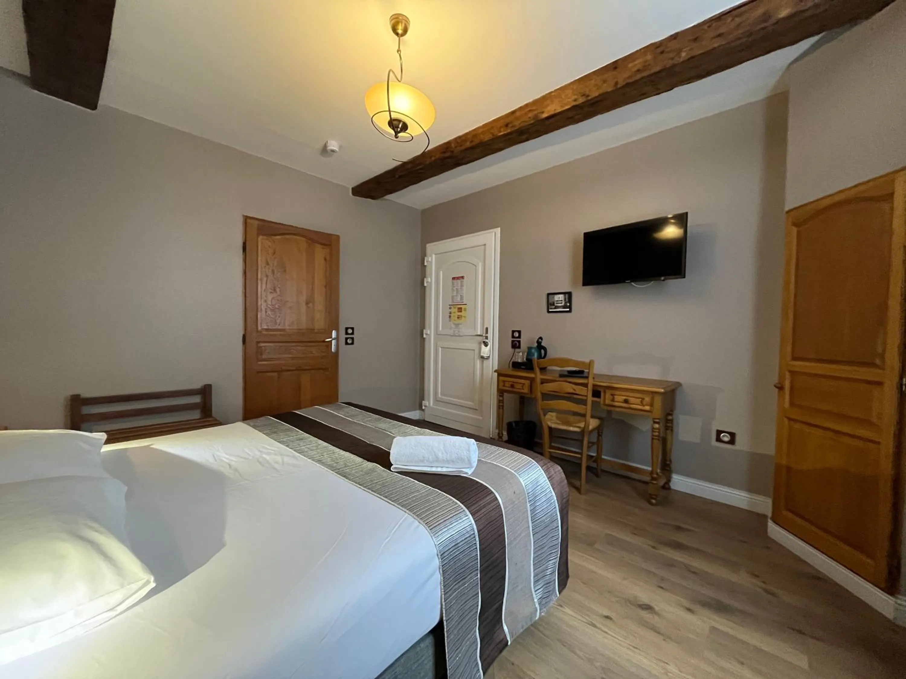 Photo of the whole room, Bed in Hôtel & Appartements Le Florence