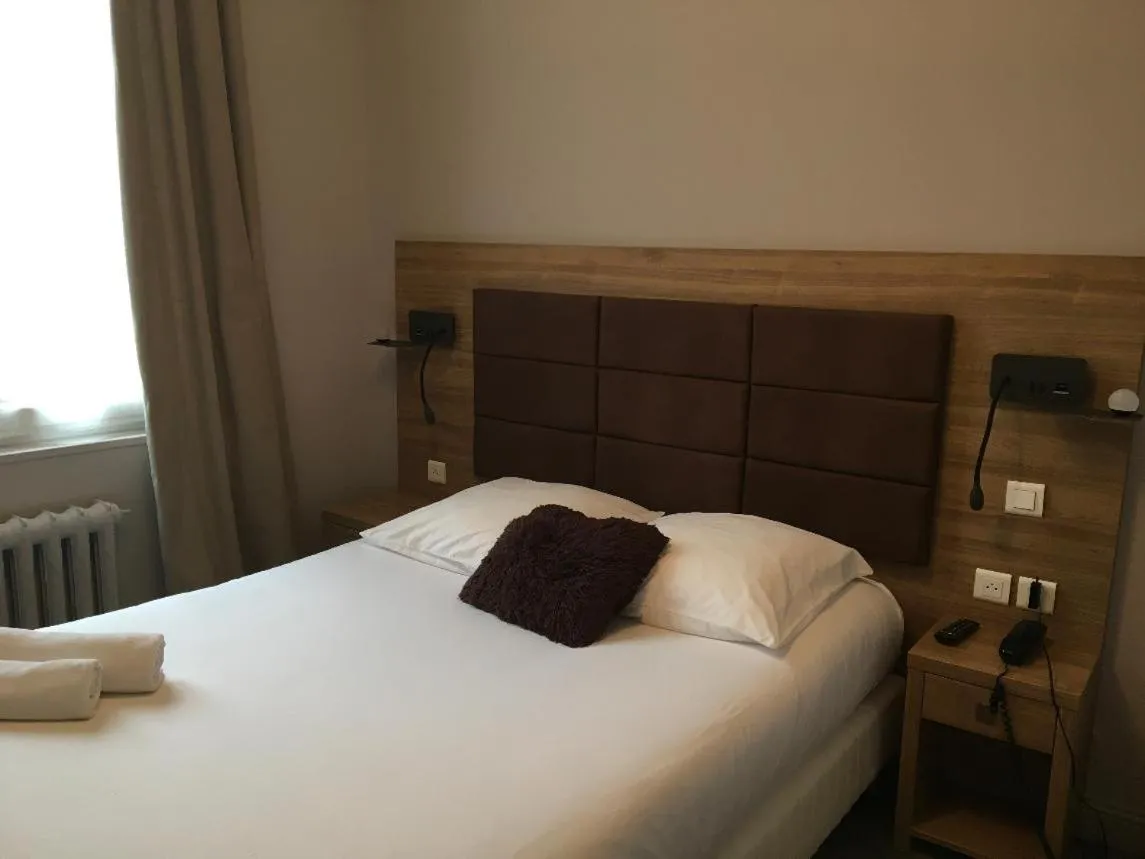 Bed in Logis Hôtel & Appartements Le Florence