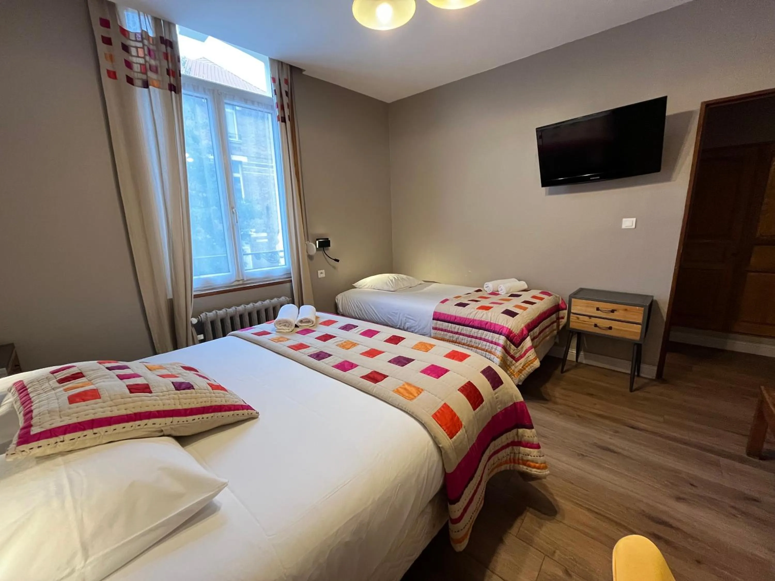 Photo of the whole room, Bed in Hôtel & Appartements Le Florence