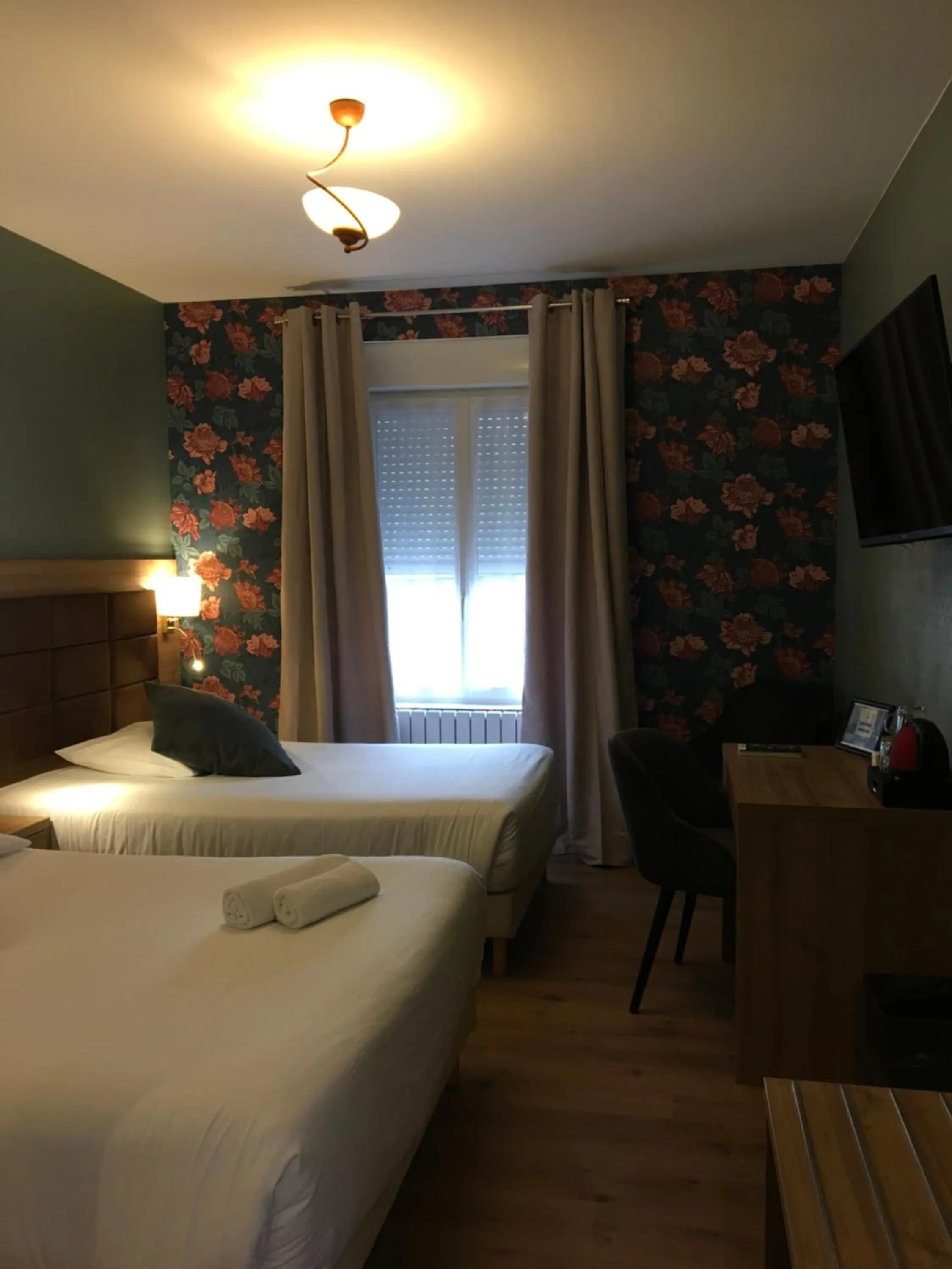 Bed in Logis Hôtel & Appartements Le Florence