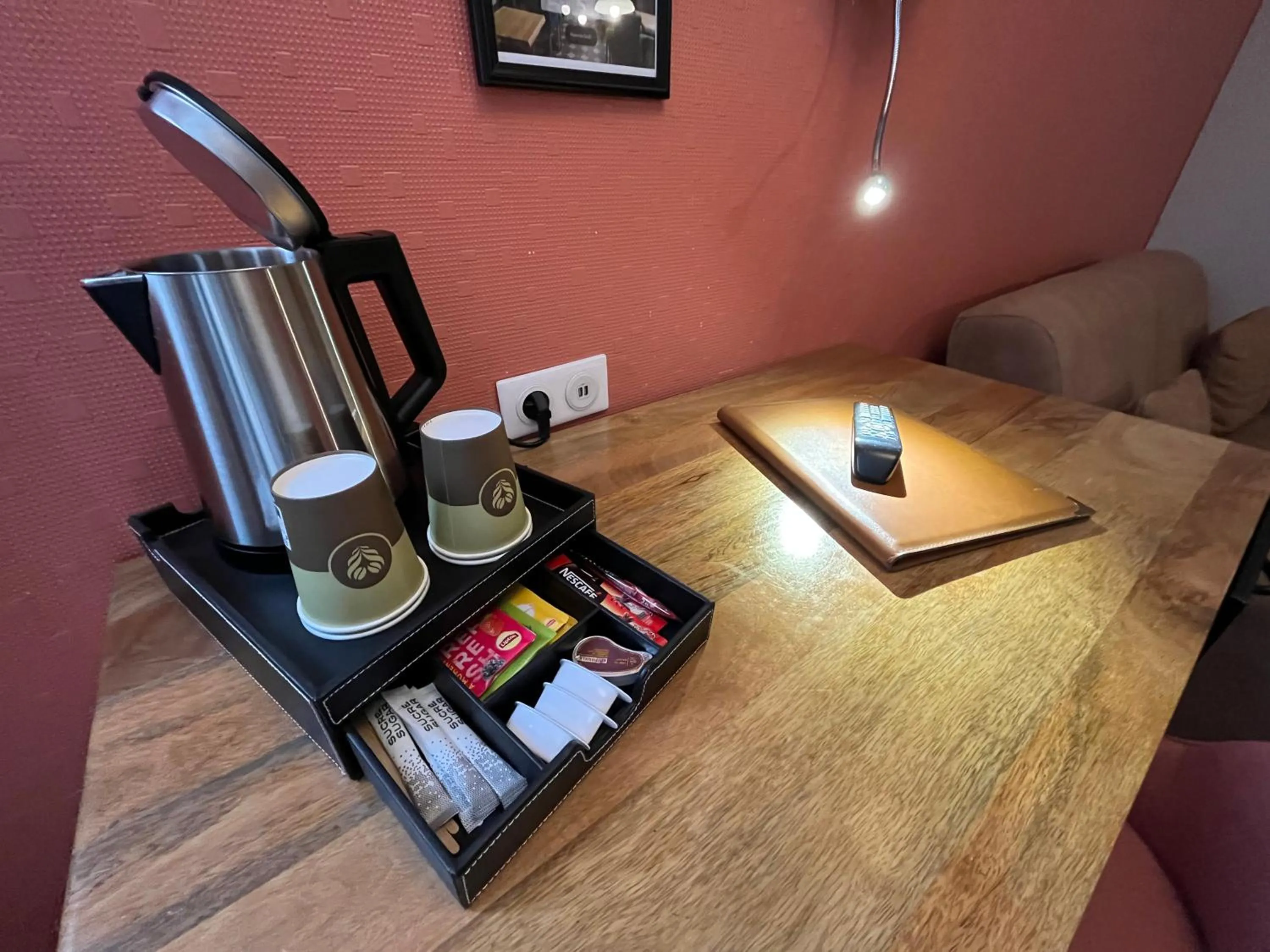 Coffee/tea facilities in Hôtel & Appartements Le Florence