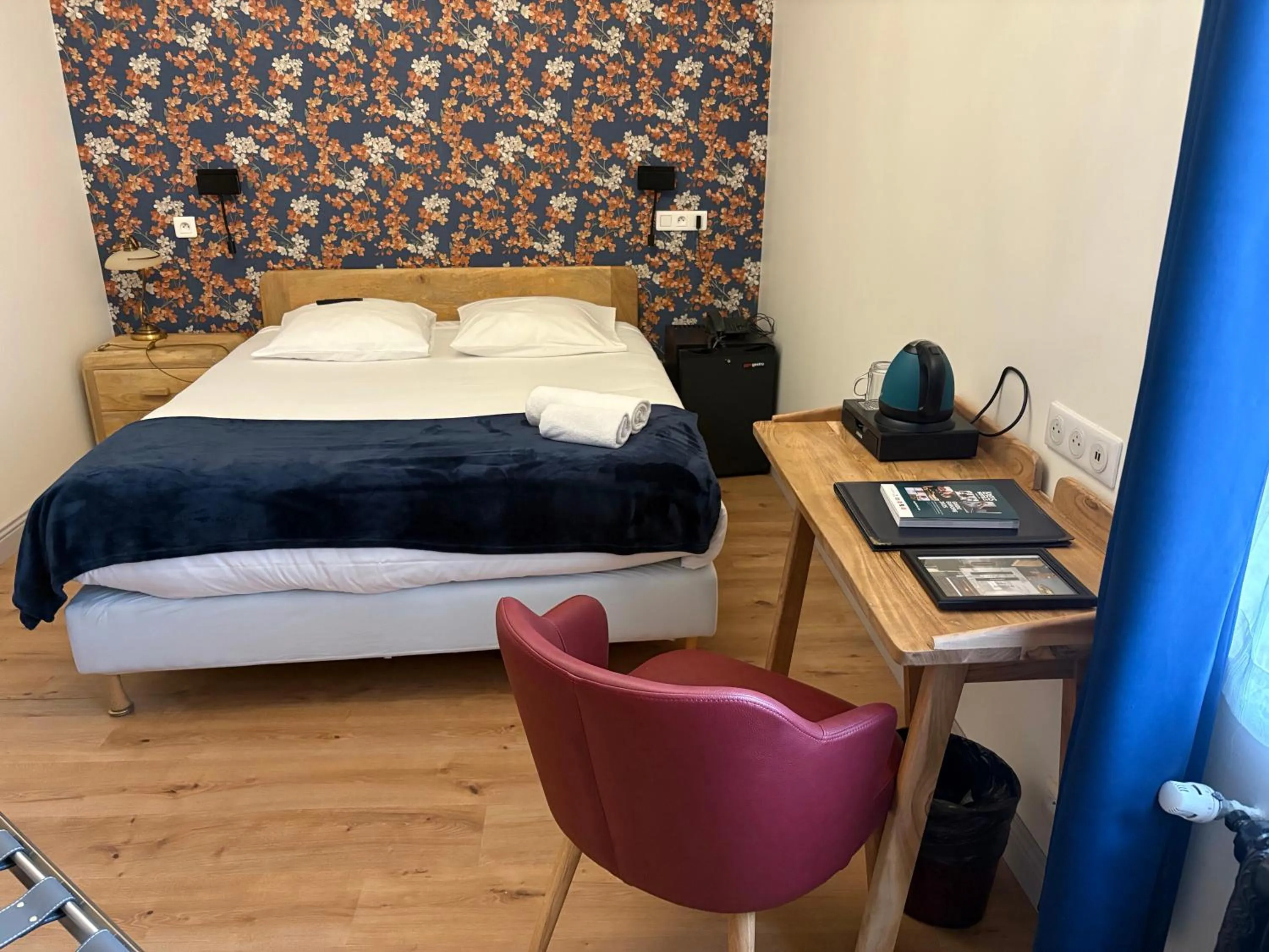 Bed in Logis Hôtel & Appartements Le Florence