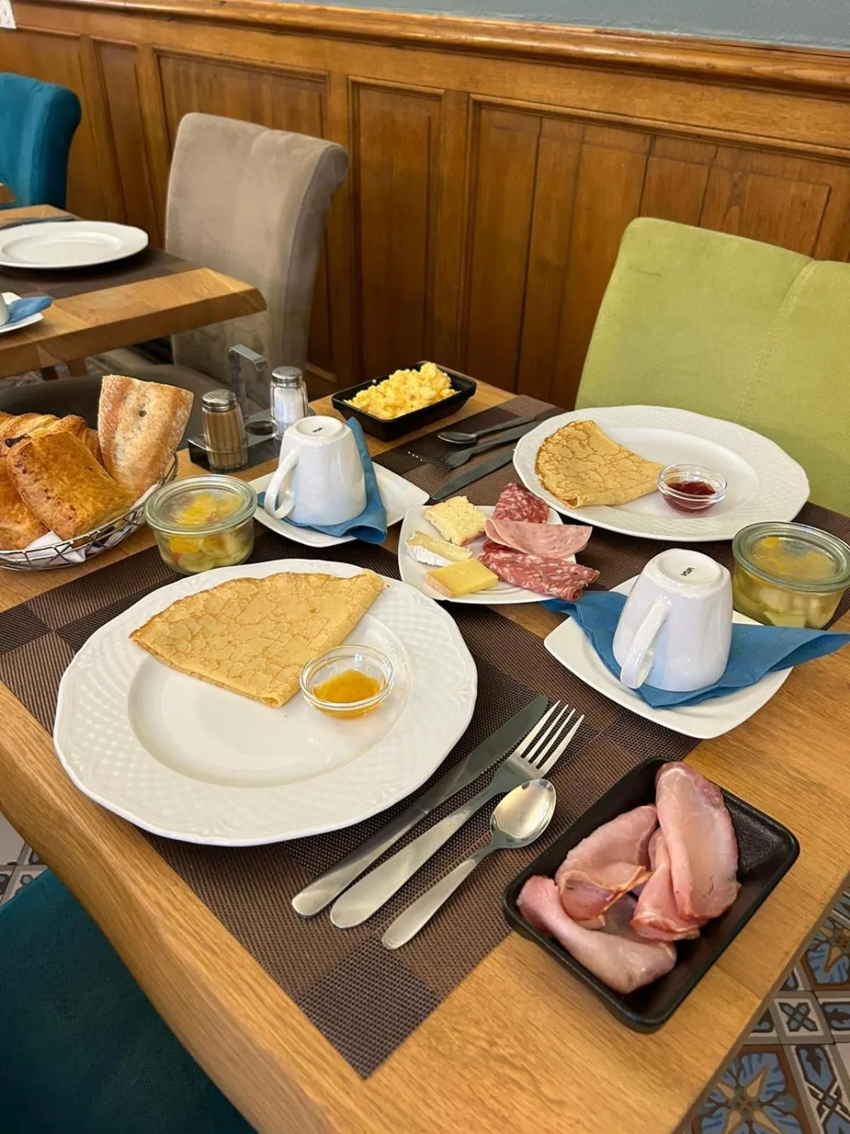 Breakfast in Hôtel & Appartements Le Florence