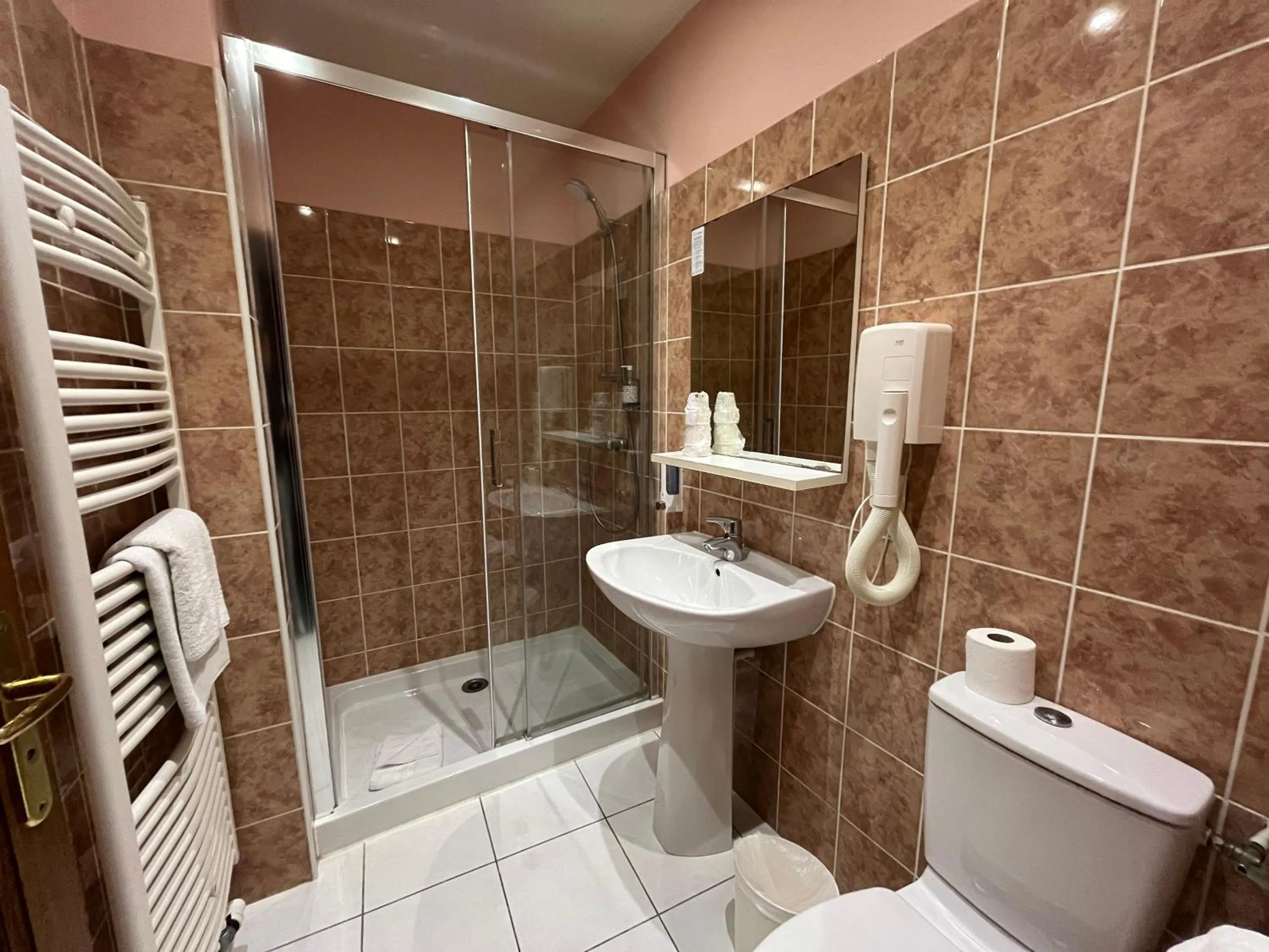 Bathroom in Hôtel & Appartements Le Florence