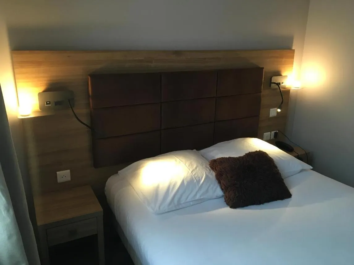 Bed in Logis Hôtel & Appartements Le Florence