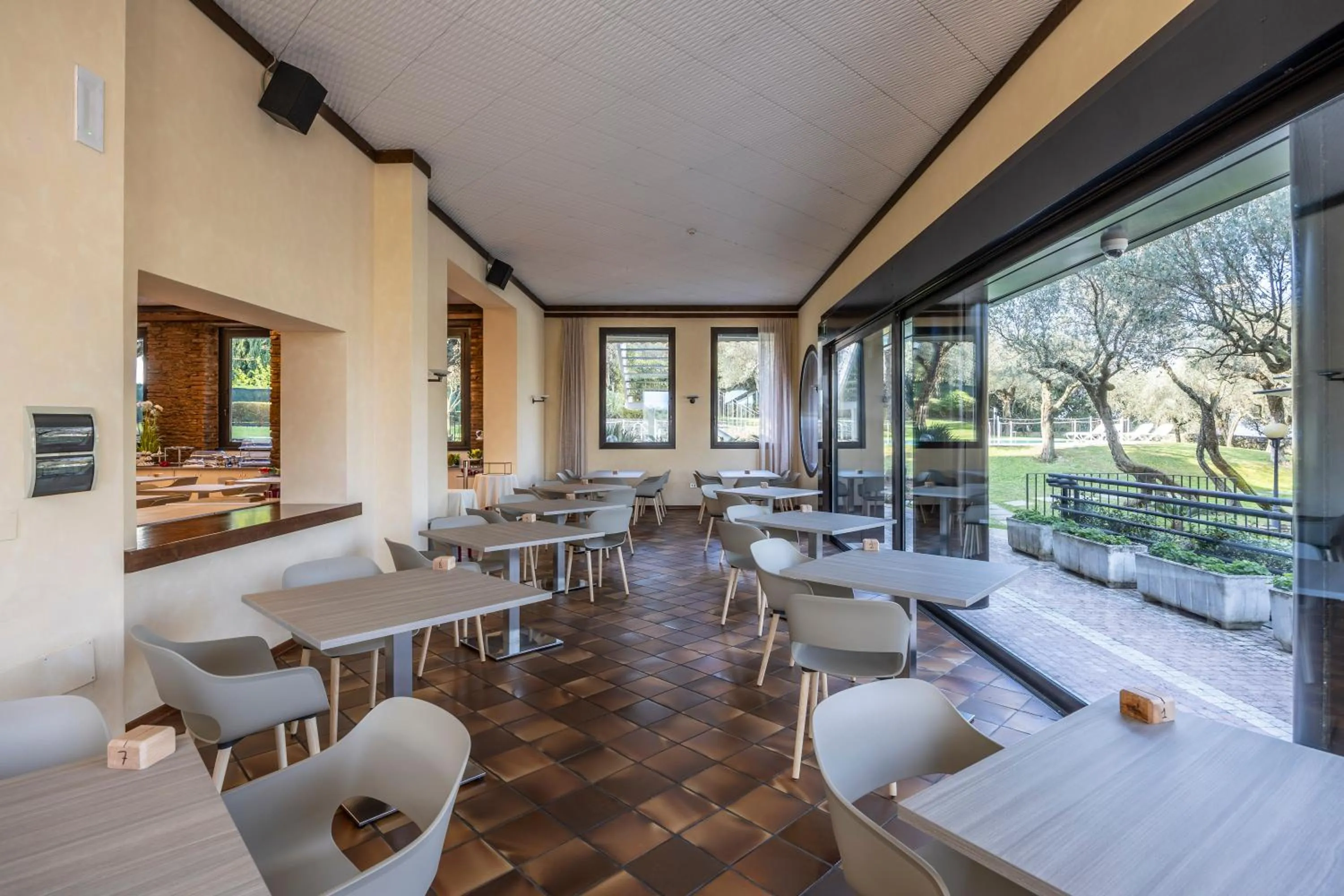 Restaurant/places to eat in Hotel Ideal