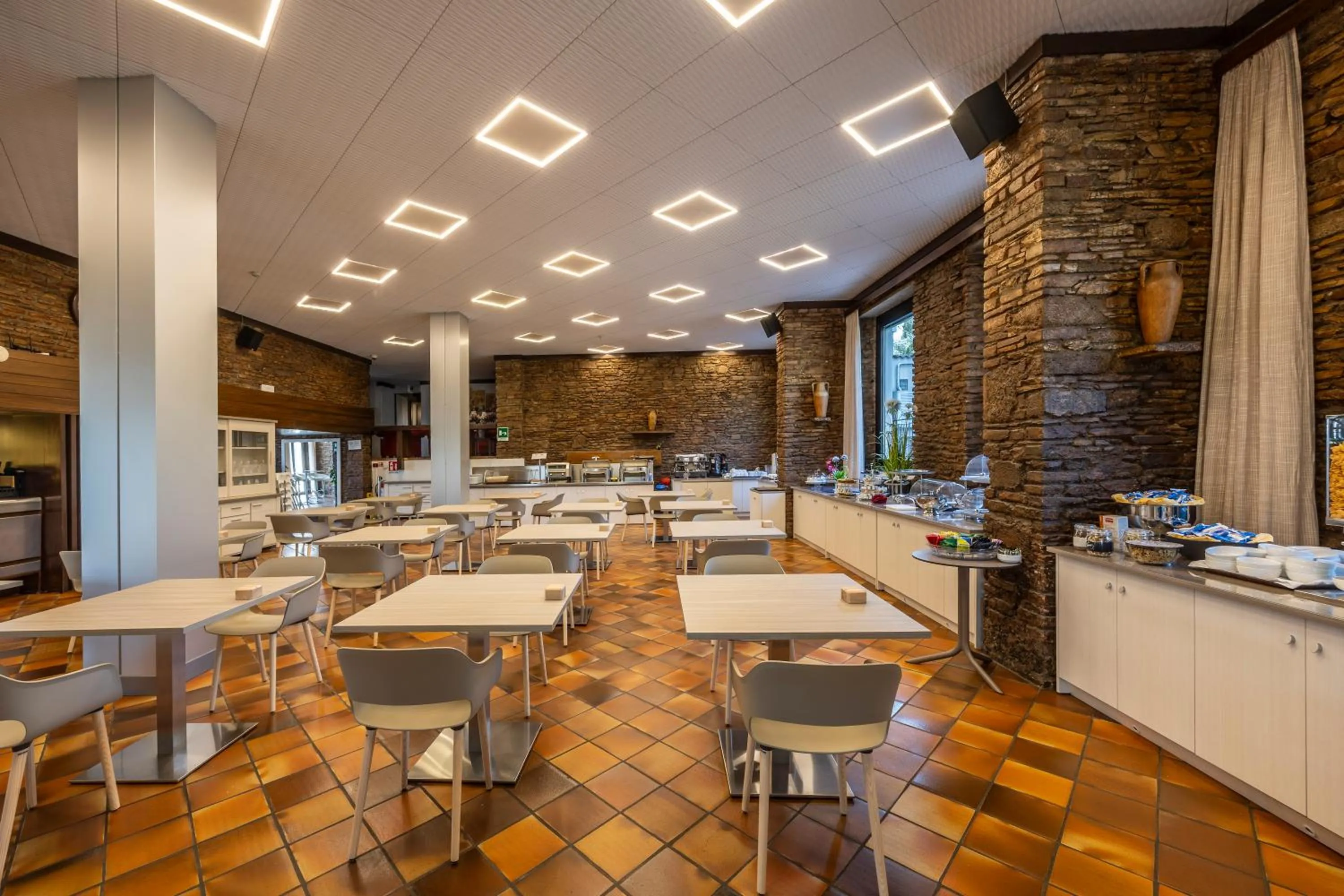 Restaurant/places to eat in Hotel Ideal