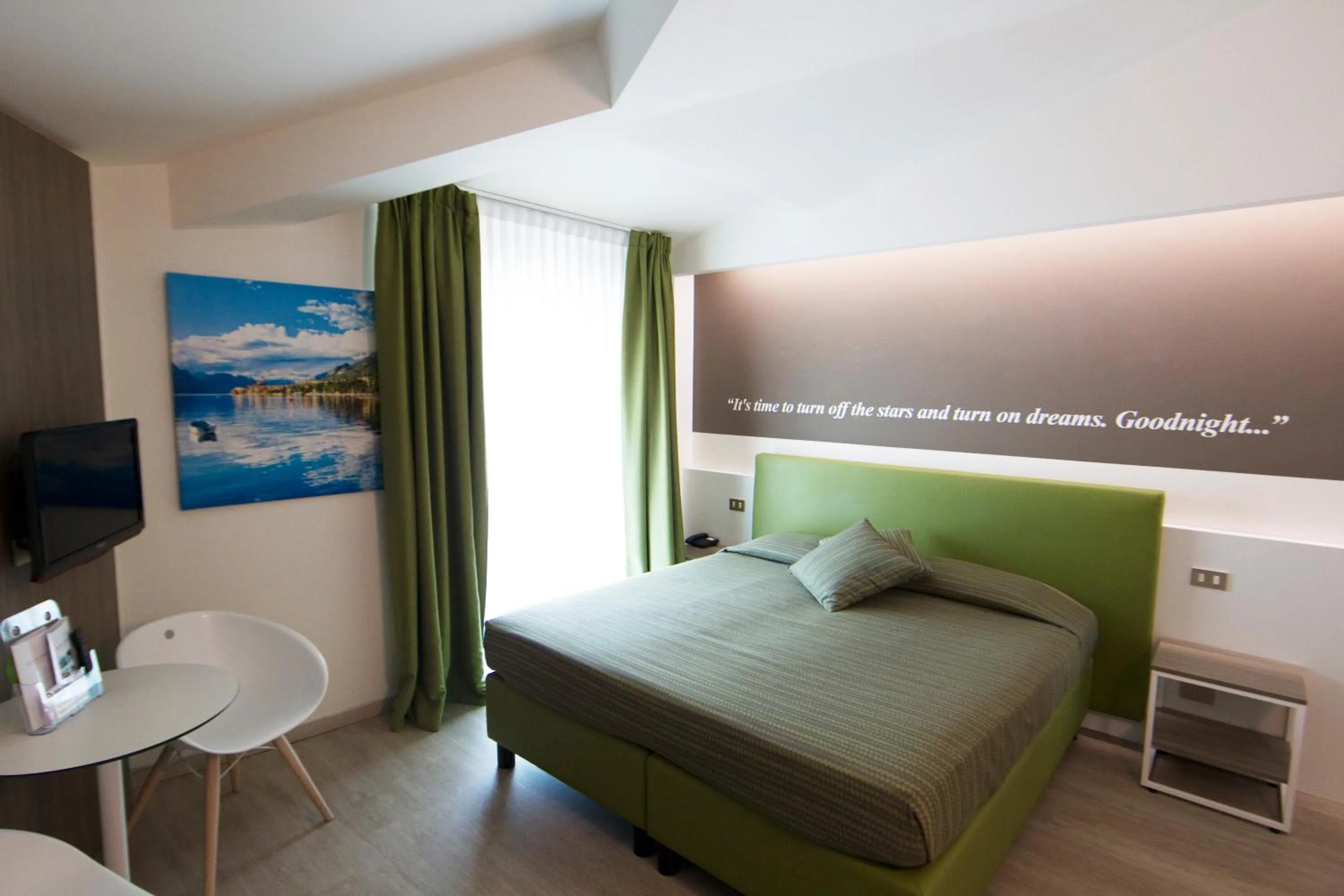 Kitchen or kitchenette, Bed in Hotel Ideal