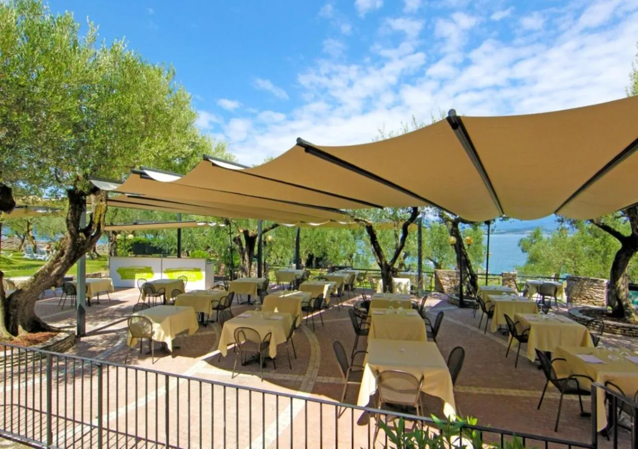 Restaurant/places to eat in Hotel Ideal