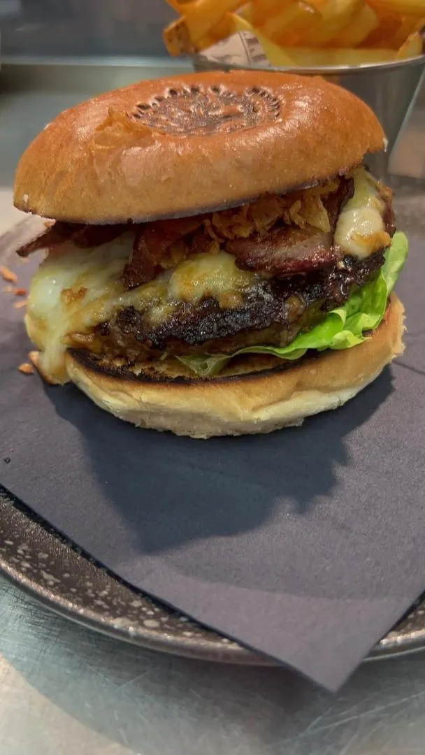 Restaurant/places to eat in The Avenue Hotel Ltd