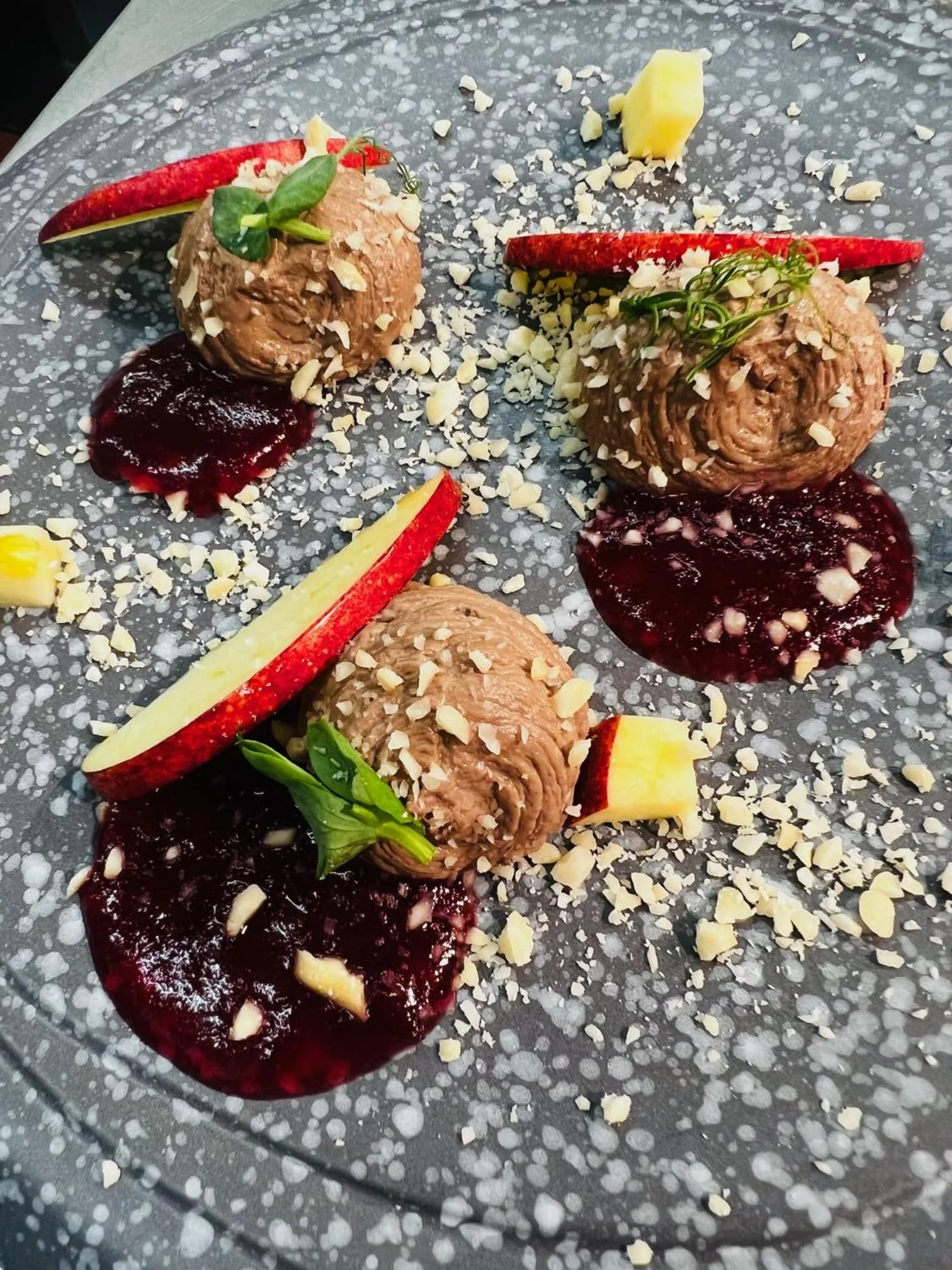 Restaurant/places to eat in The Avenue Hotel Ltd