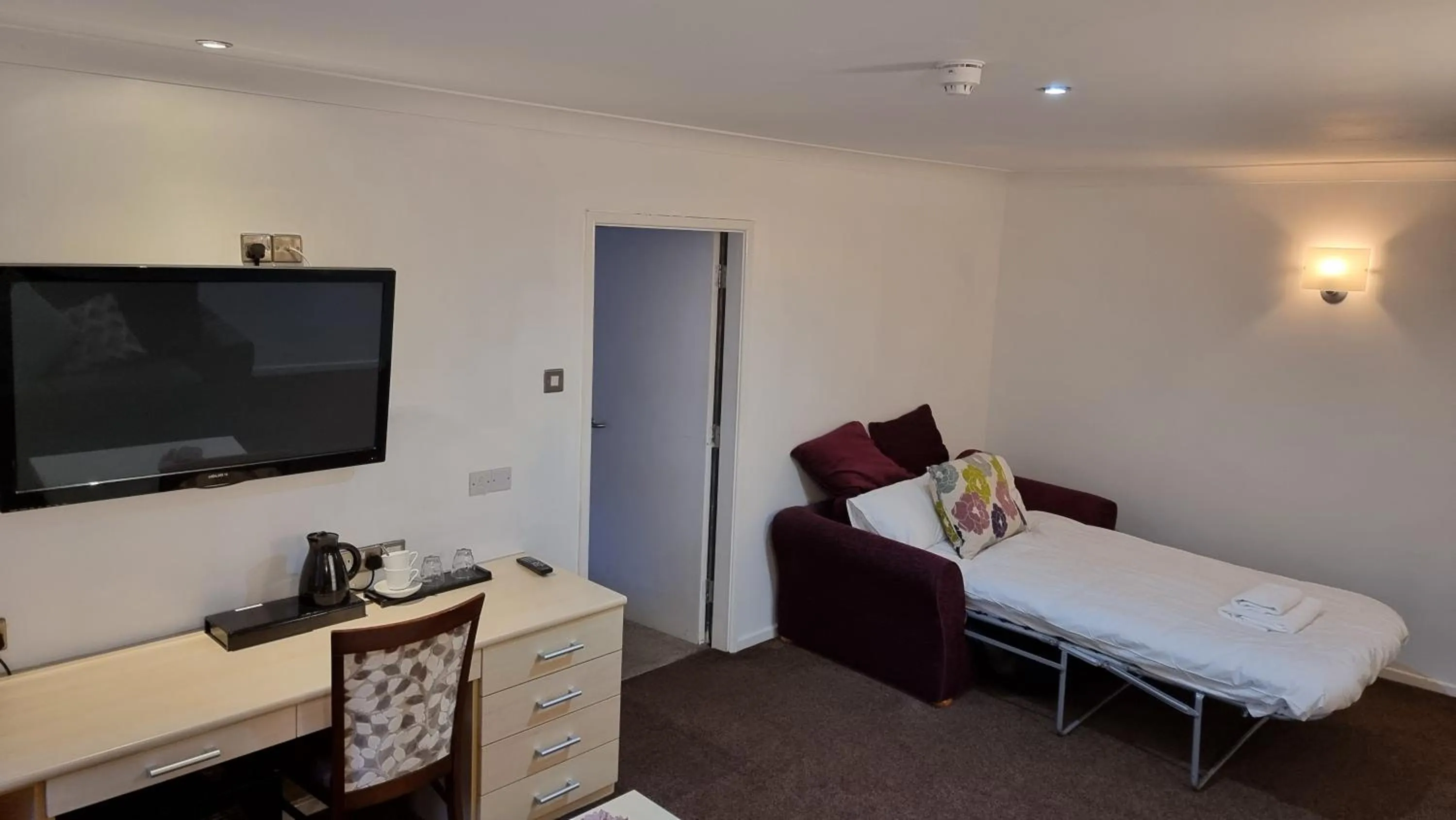 Bed in The Avenue Hotel Ltd