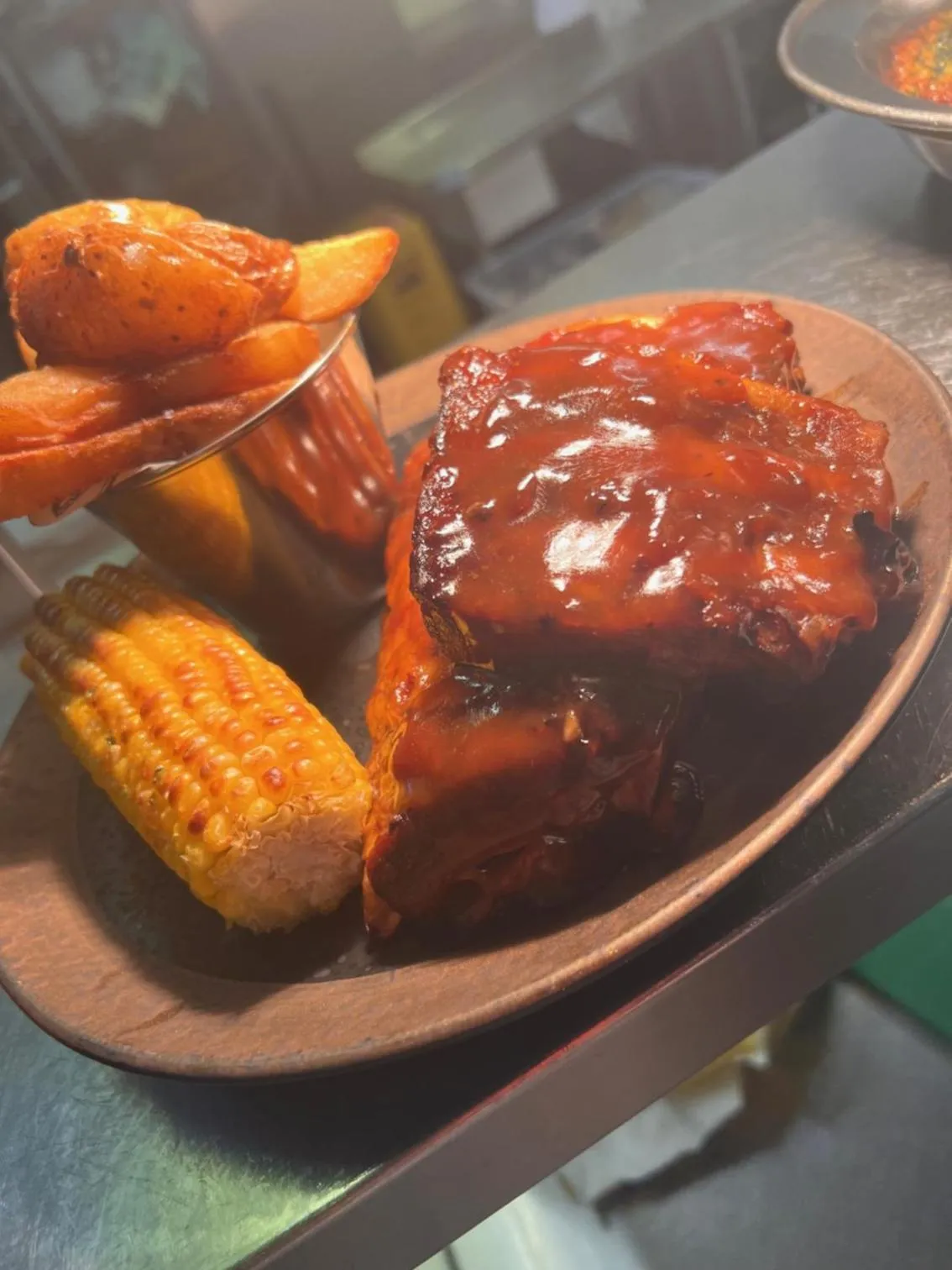 Restaurant/places to eat in The Avenue Hotel Ltd