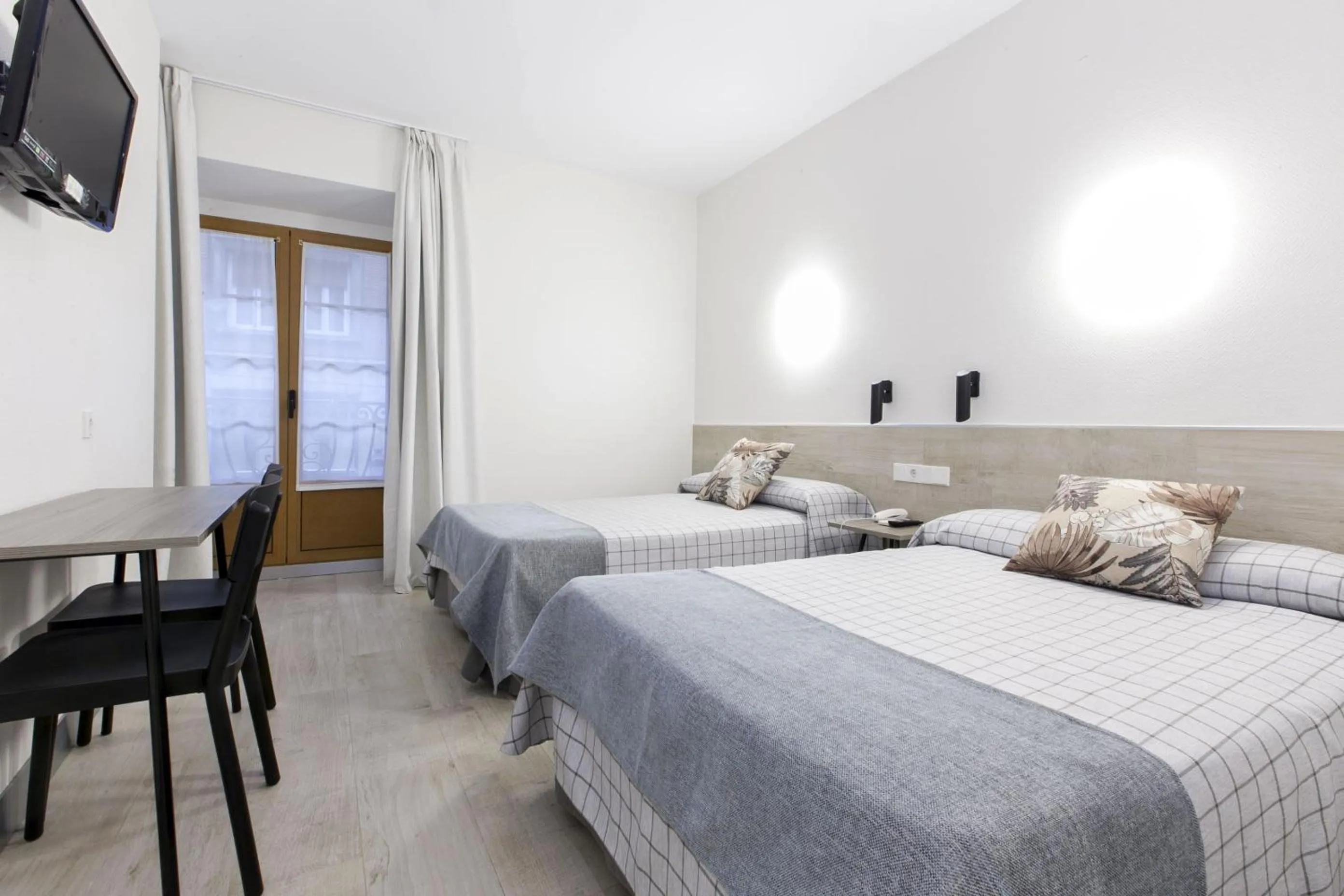 Bedroom, Bed in Hostal Castilla II Puerta del Sol