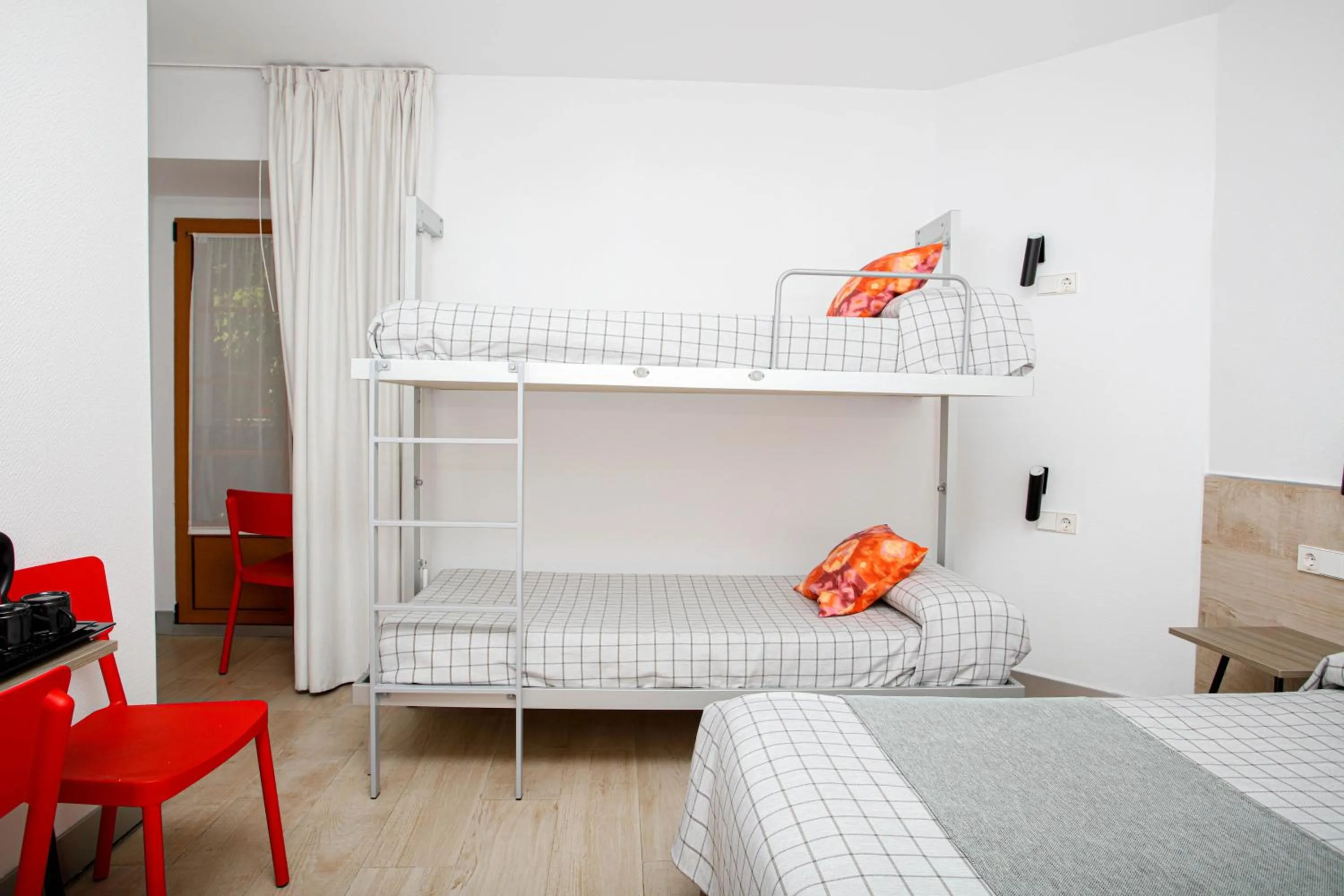 bunk bed, Bed in Hostal Castilla II Puerta del Sol
