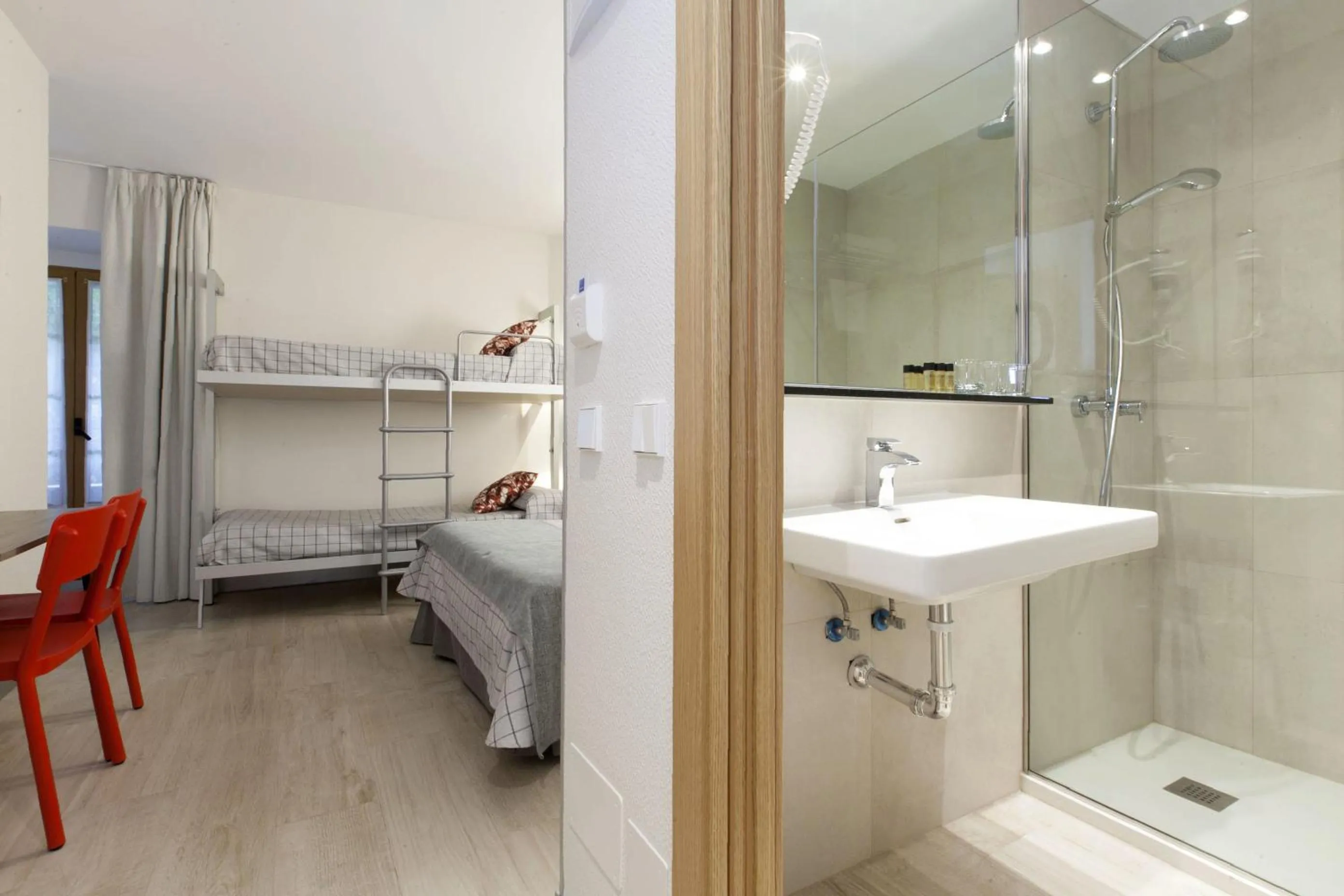 Bathroom, Bed in Hostal Castilla II Puerta del Sol