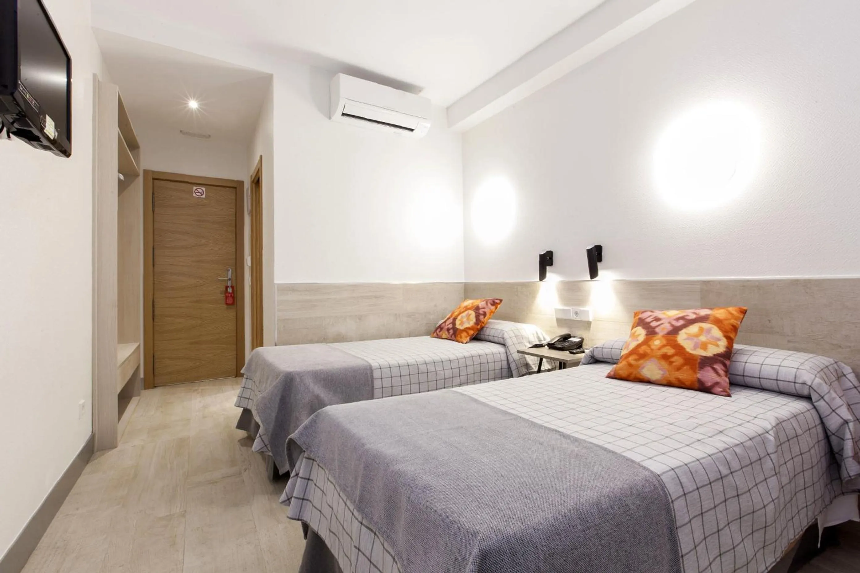 Bedroom, Bed in Hostal Castilla II Puerta del Sol