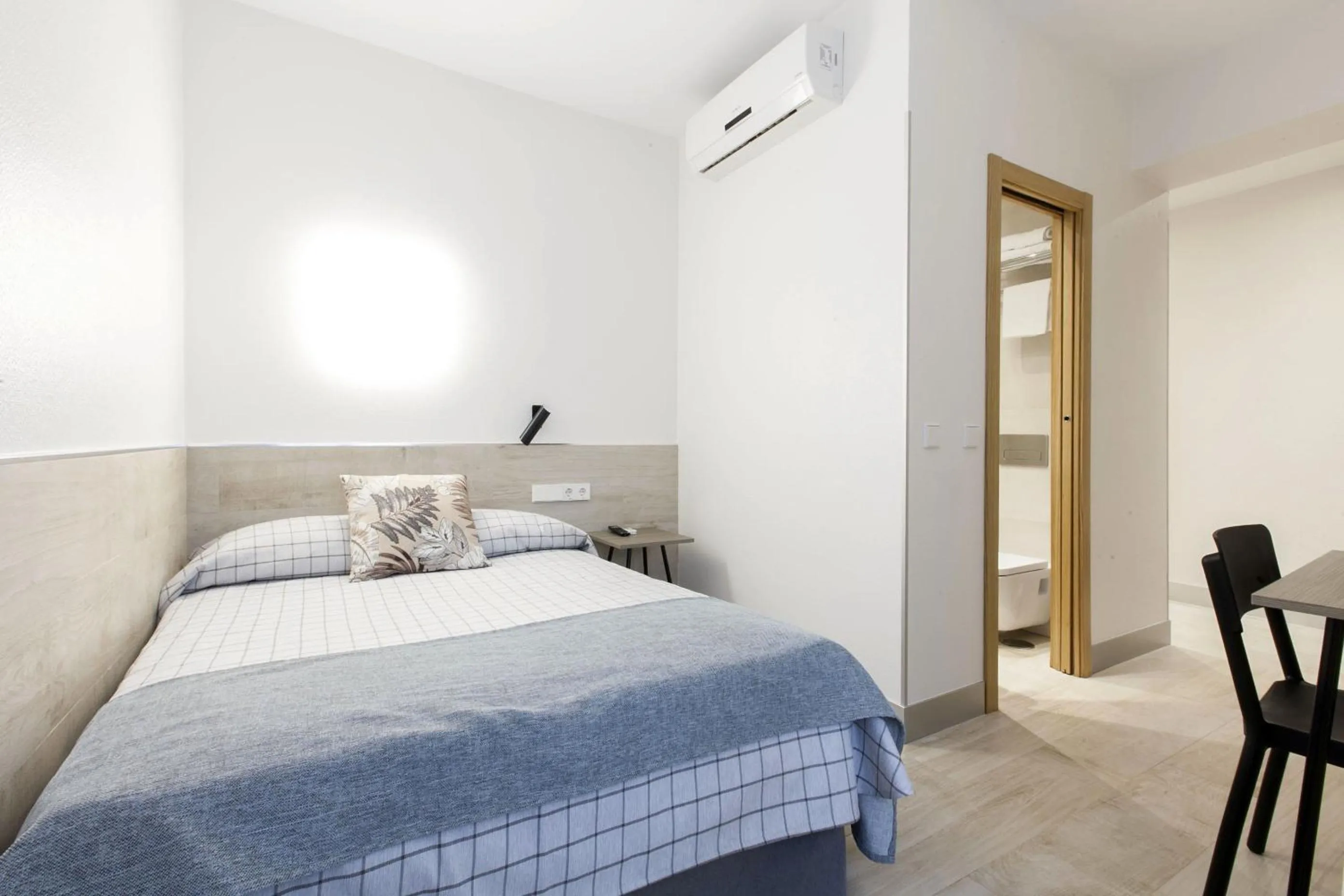 Bedroom, Bed in Hostal Castilla II Puerta del Sol