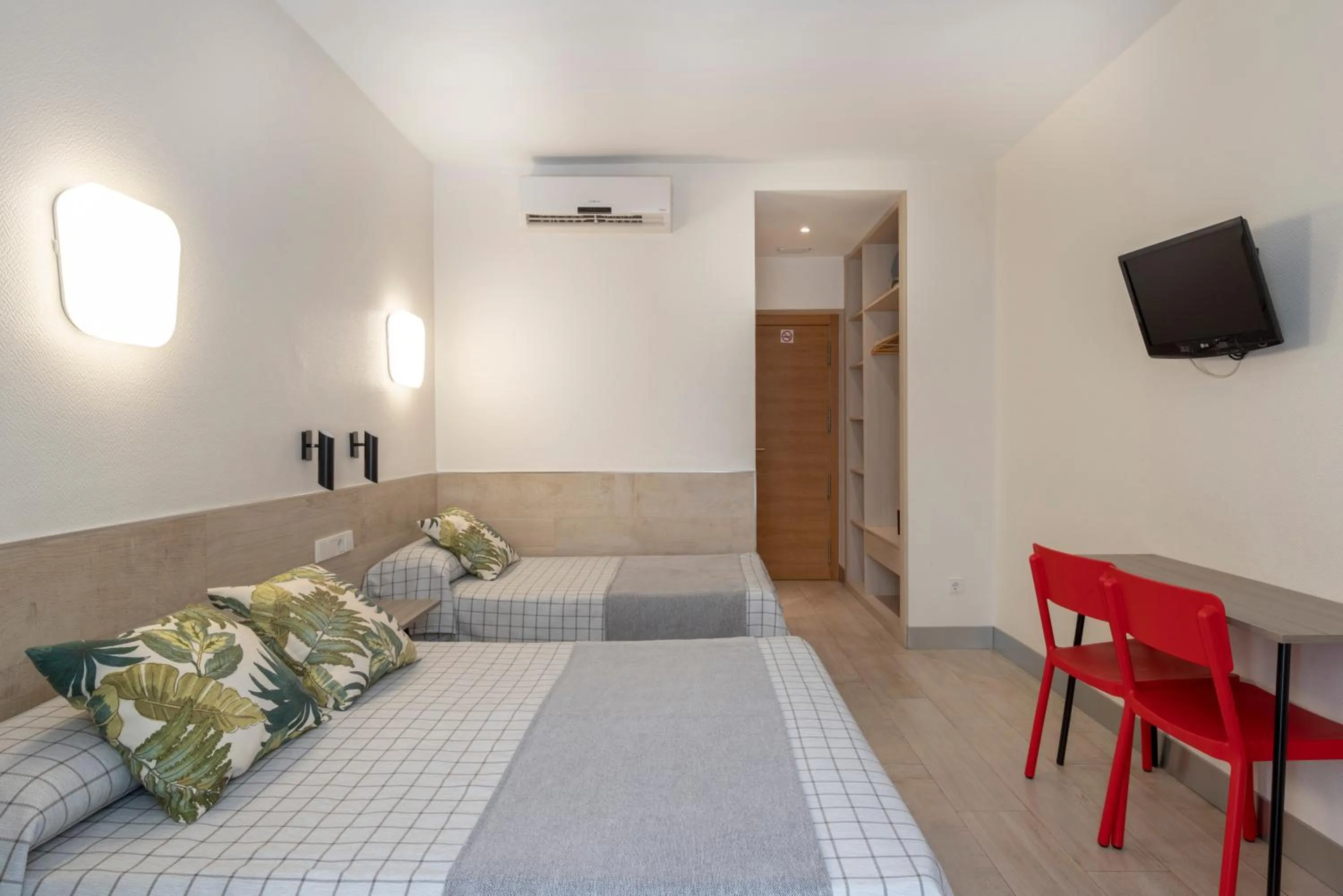 Seating area, Bed in Hostal Castilla II Puerta del Sol