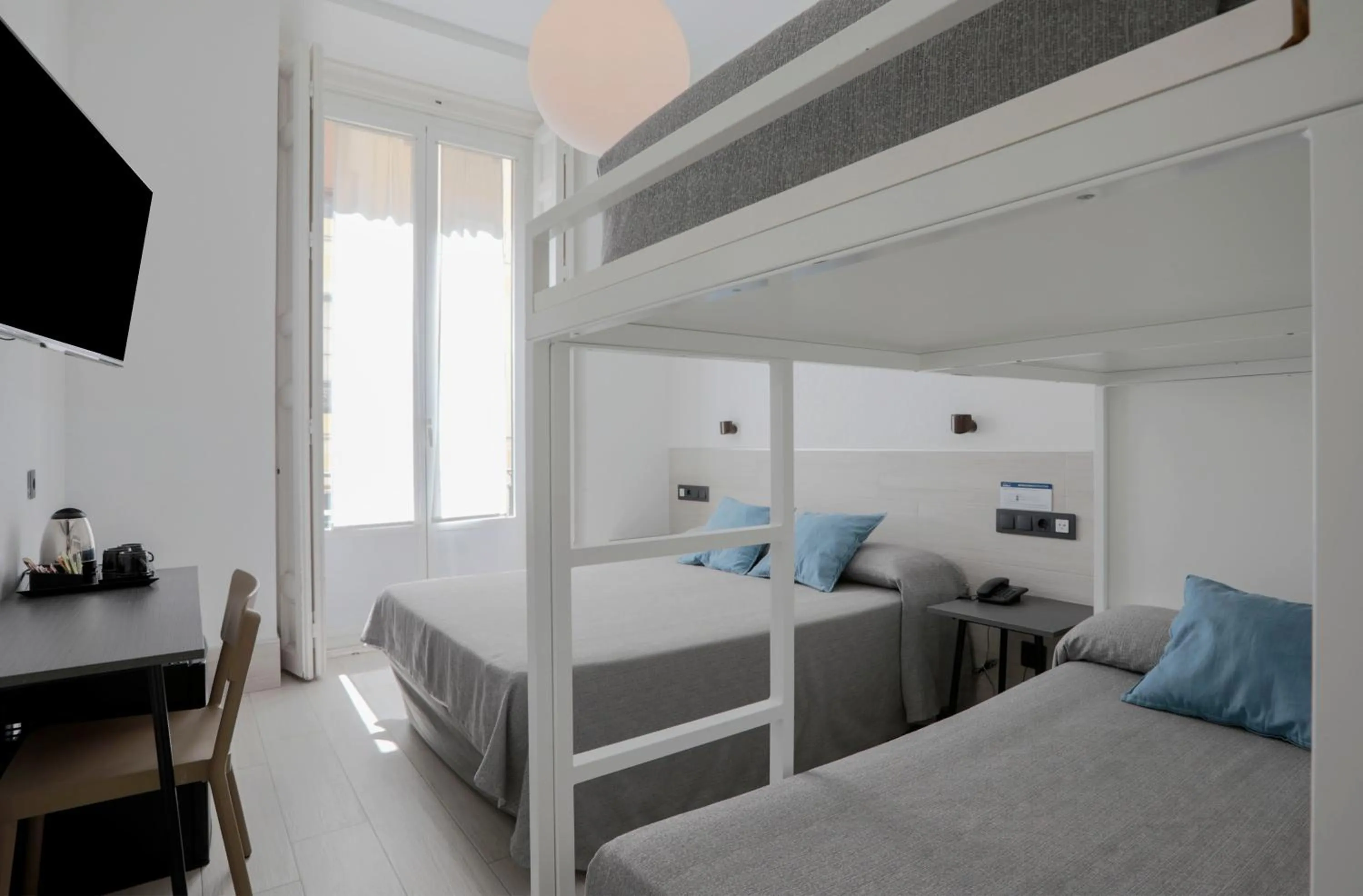 TV and multimedia, Bed in Hostal Castilla II Puerta del Sol